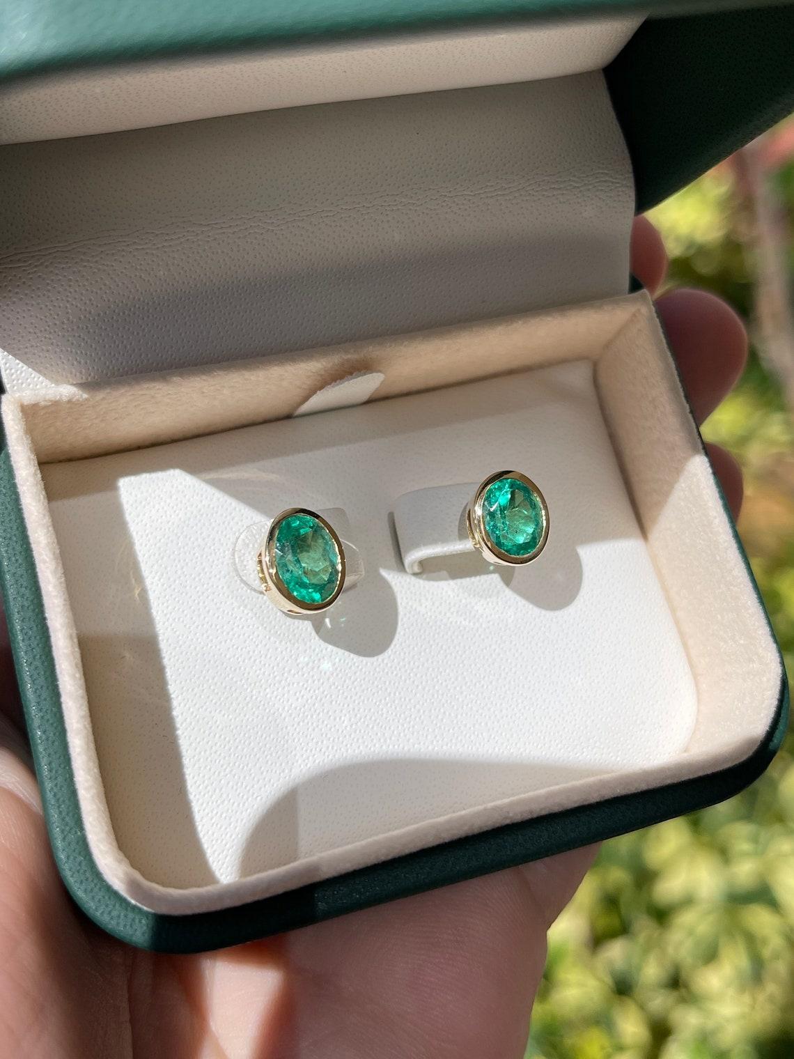 3,90tcw 18K Oval Smaragd-Ohrstecker mit ovalem Smaragd in Lünette gefasst Oval Smaragd Jahrestag-Ohrstecker im Zustand „Neu“ im Angebot in Jupiter, FL