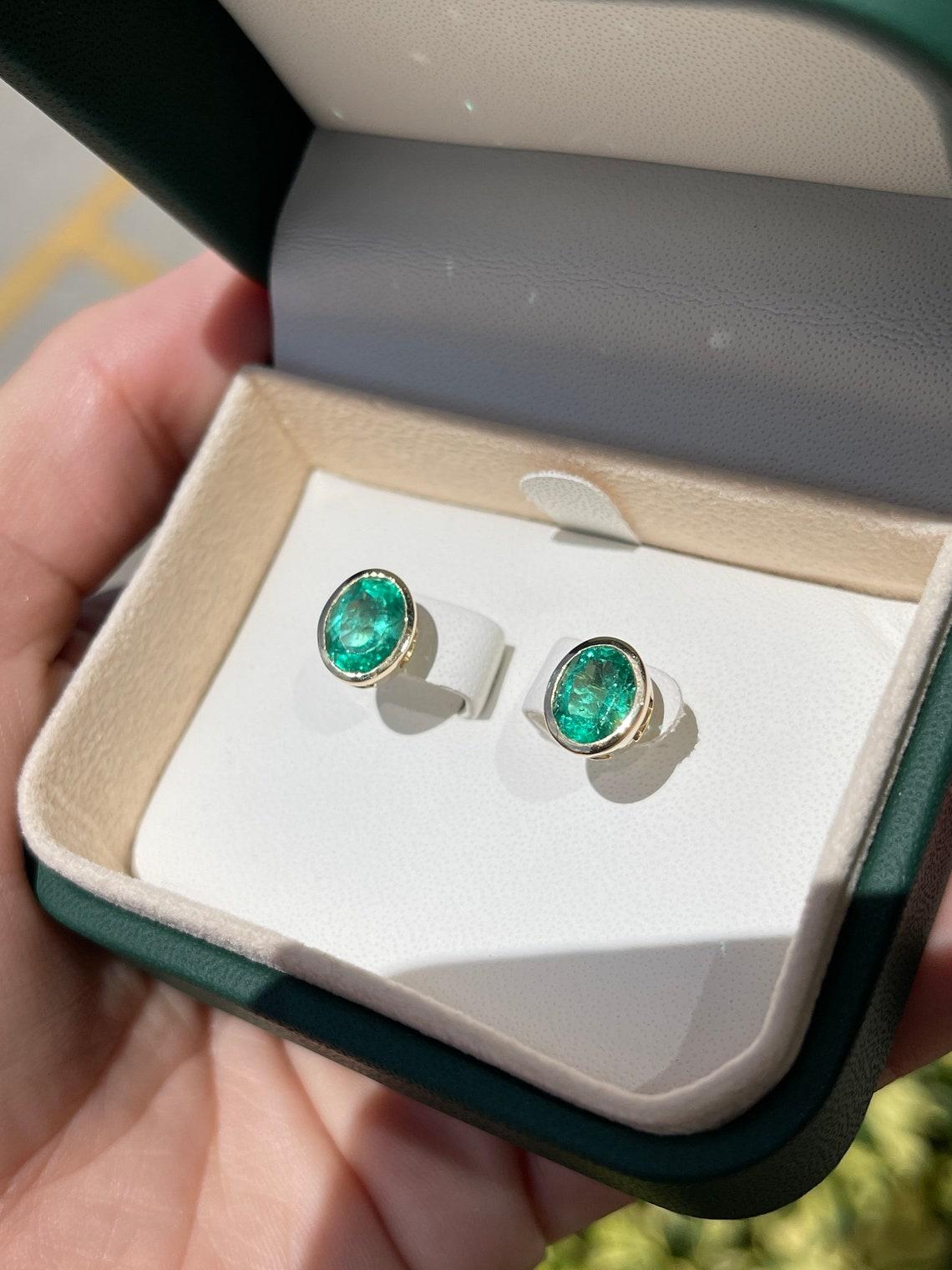 3,90tcw 18K Oval Smaragd-Ohrstecker mit ovalem Smaragd in Lünette gefasst Oval Smaragd Jahrestag-Ohrstecker Damen im Angebot