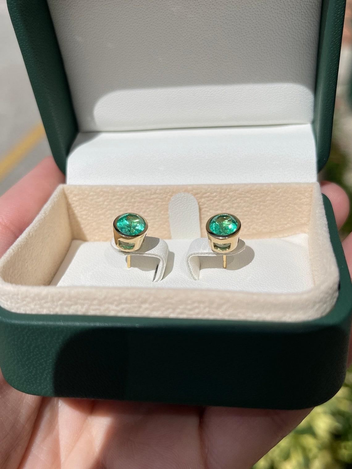 3,90tcw 18K Oval Smaragd-Ohrstecker mit ovalem Smaragd in Lünette gefasst Oval Smaragd Jahrestag-Ohrstecker im Angebot 1