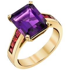 Bague à anneau en or jaune sertie d'améthyste rouge de 3,91 carats et de spinelle rouge sertie en bande