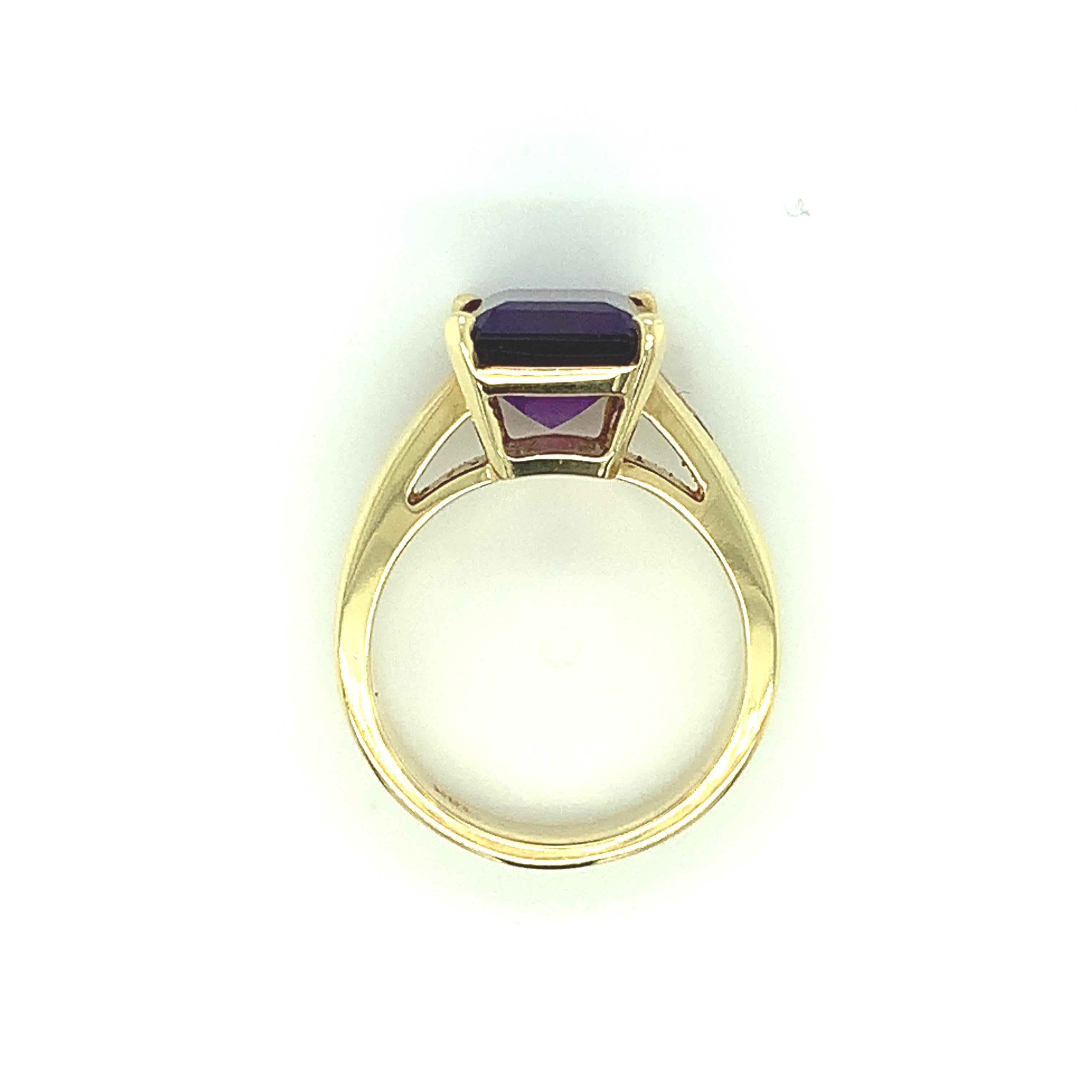 3.91 Carat Amethyst and Channel Set Red Spinel Band Ring in Yellow Gold In New Condition For Sale In Los Angeles, CA