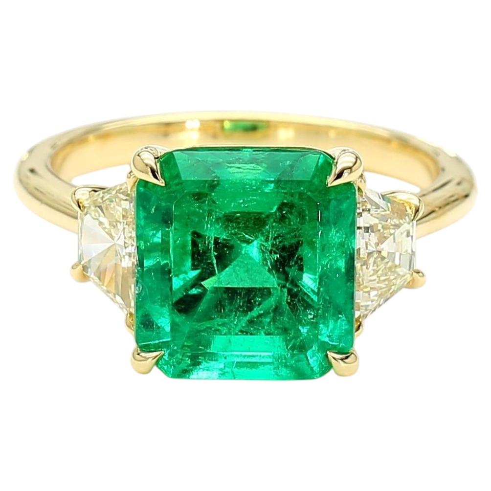 Anello con smeraldo e diamanti da 3,91 carati in oro 18k in vendita