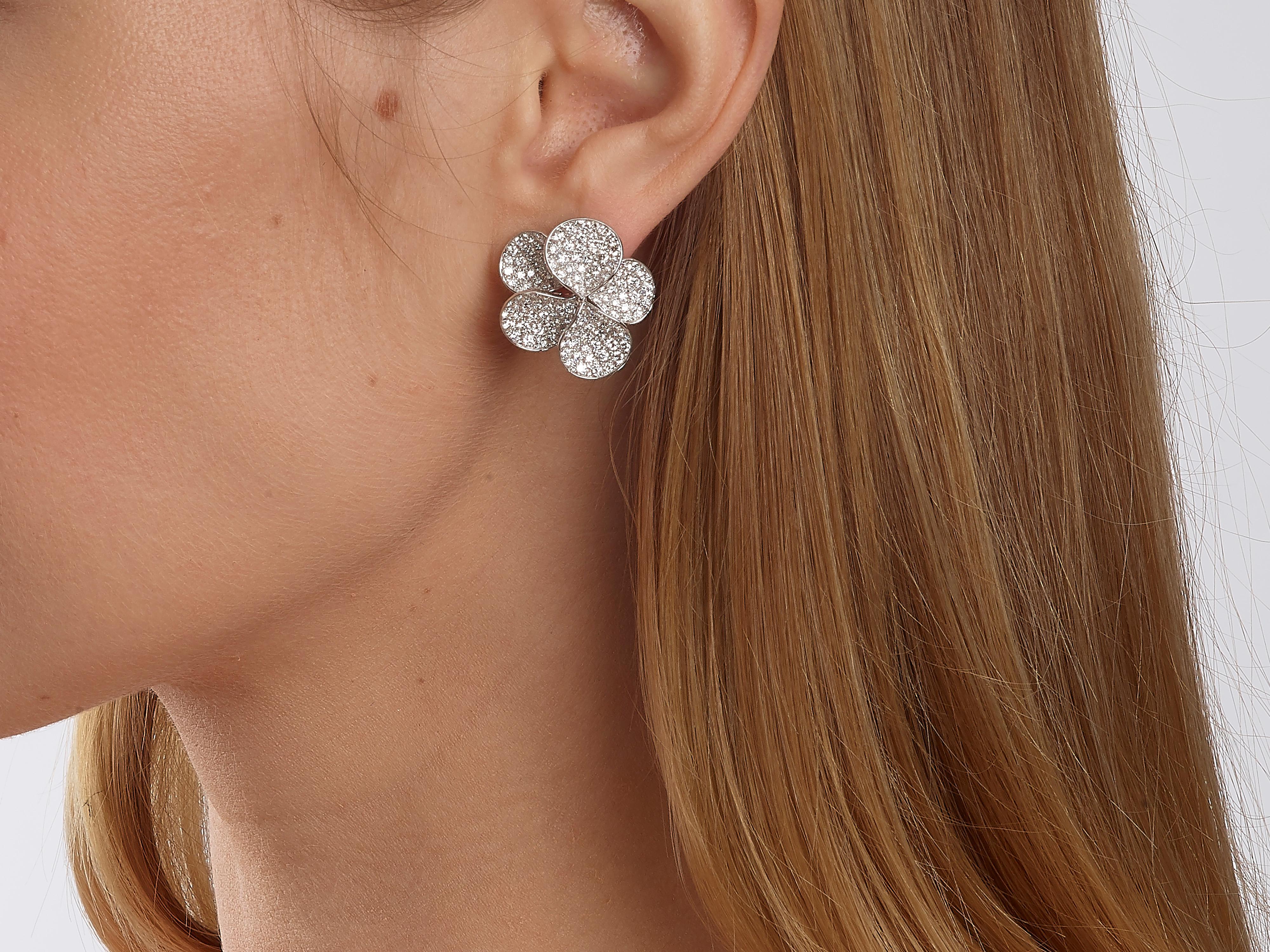 3.91 Carat Pavé White Diamond 18 Karat White Gold Petal Stud Earrings In New Condition In Hong Kong, Kowloon