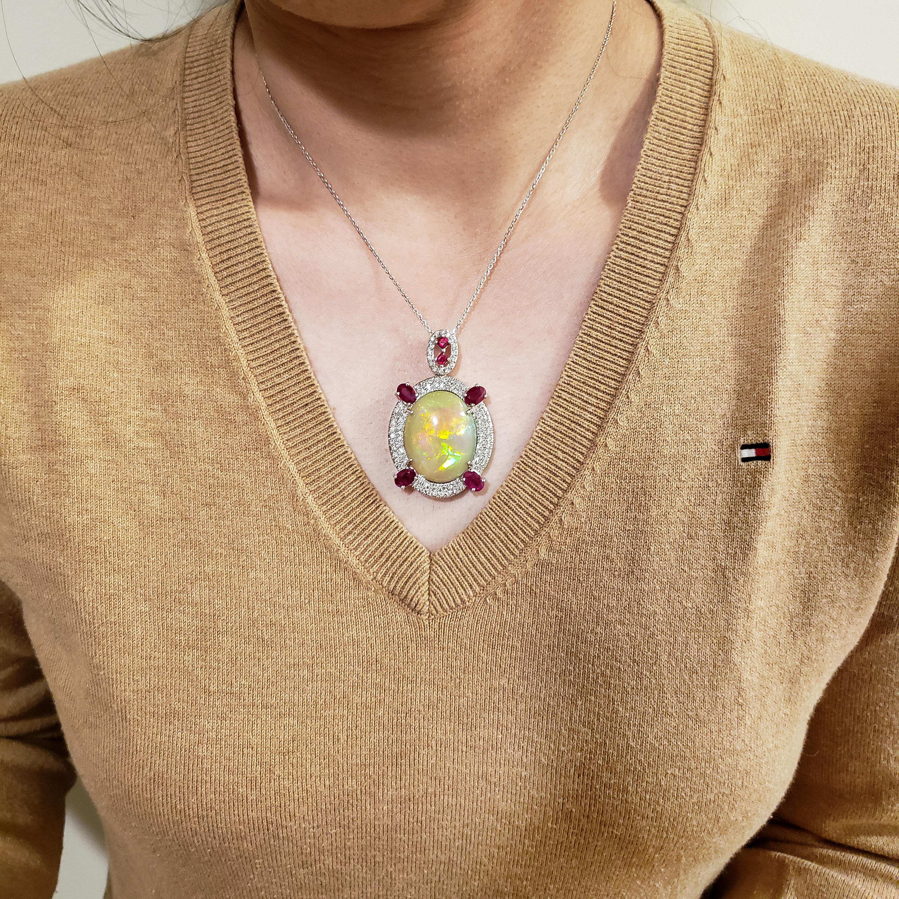 Collar Colgante de Ópalo, Rubí y Diamantes de 39,14 Quilates en Excelente estado para la venta en New York, NY