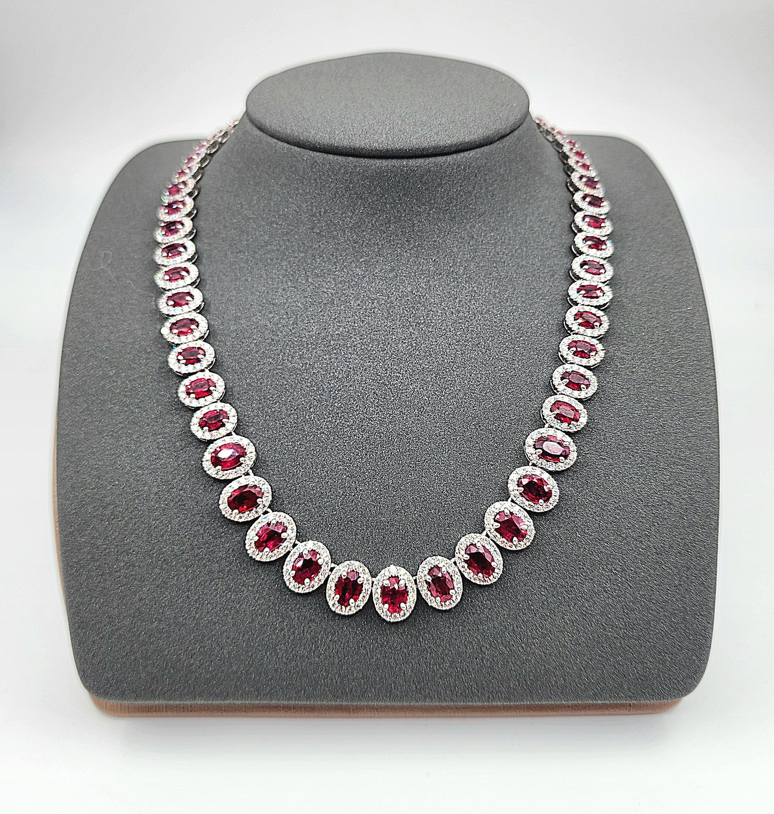 Ce superbe collier en rubis naturel et diamants ne manquera pas de faire tourner les têtes. Le collier comprend 55 rubis ovales gradués et 721 diamants ronds enchâssés dans du platine. Les diamants ont une couleur E/F et une pureté VS. Un magnifique