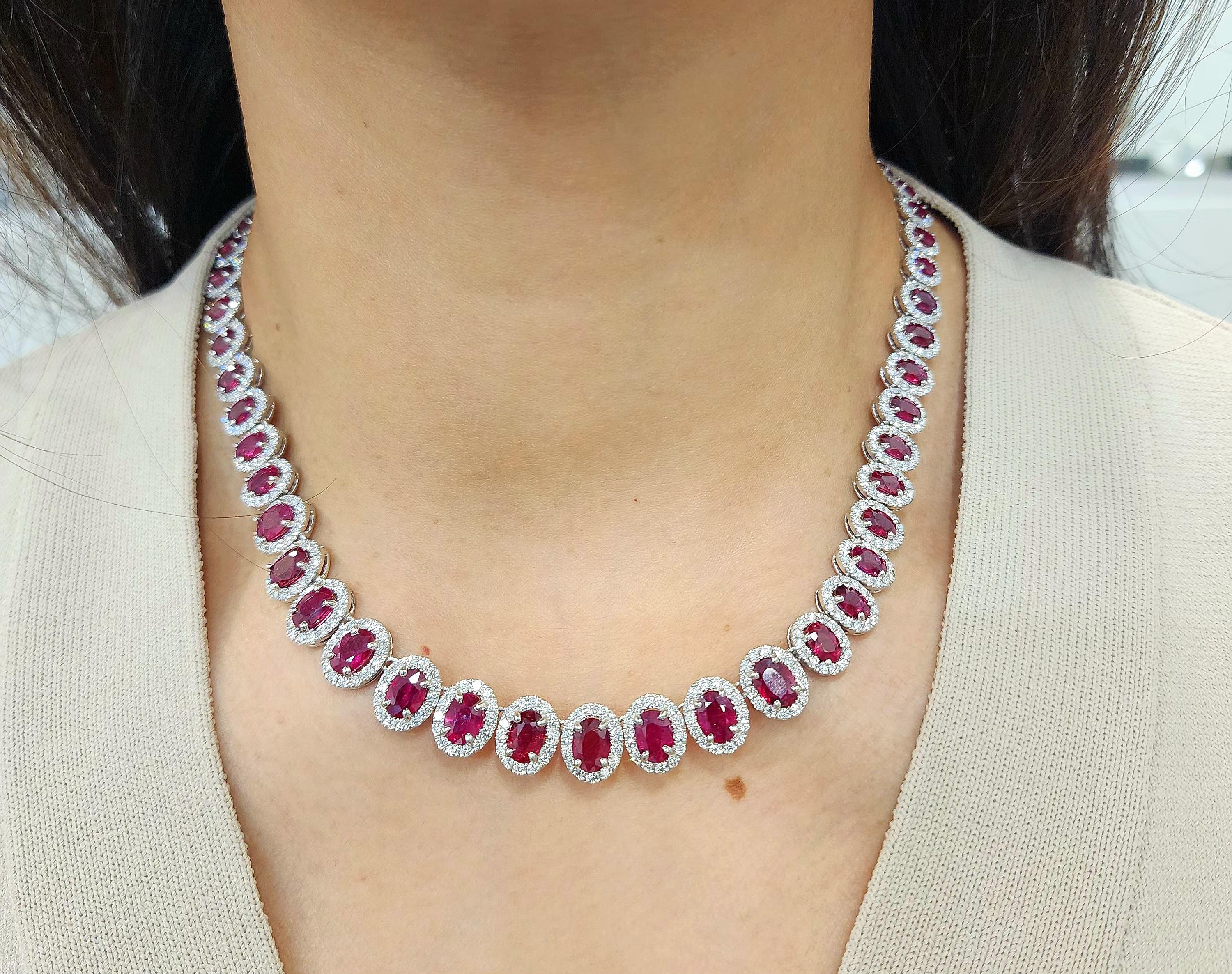 Collar de Rubíes Naturales y Diamantes de 39,18 ct en venta