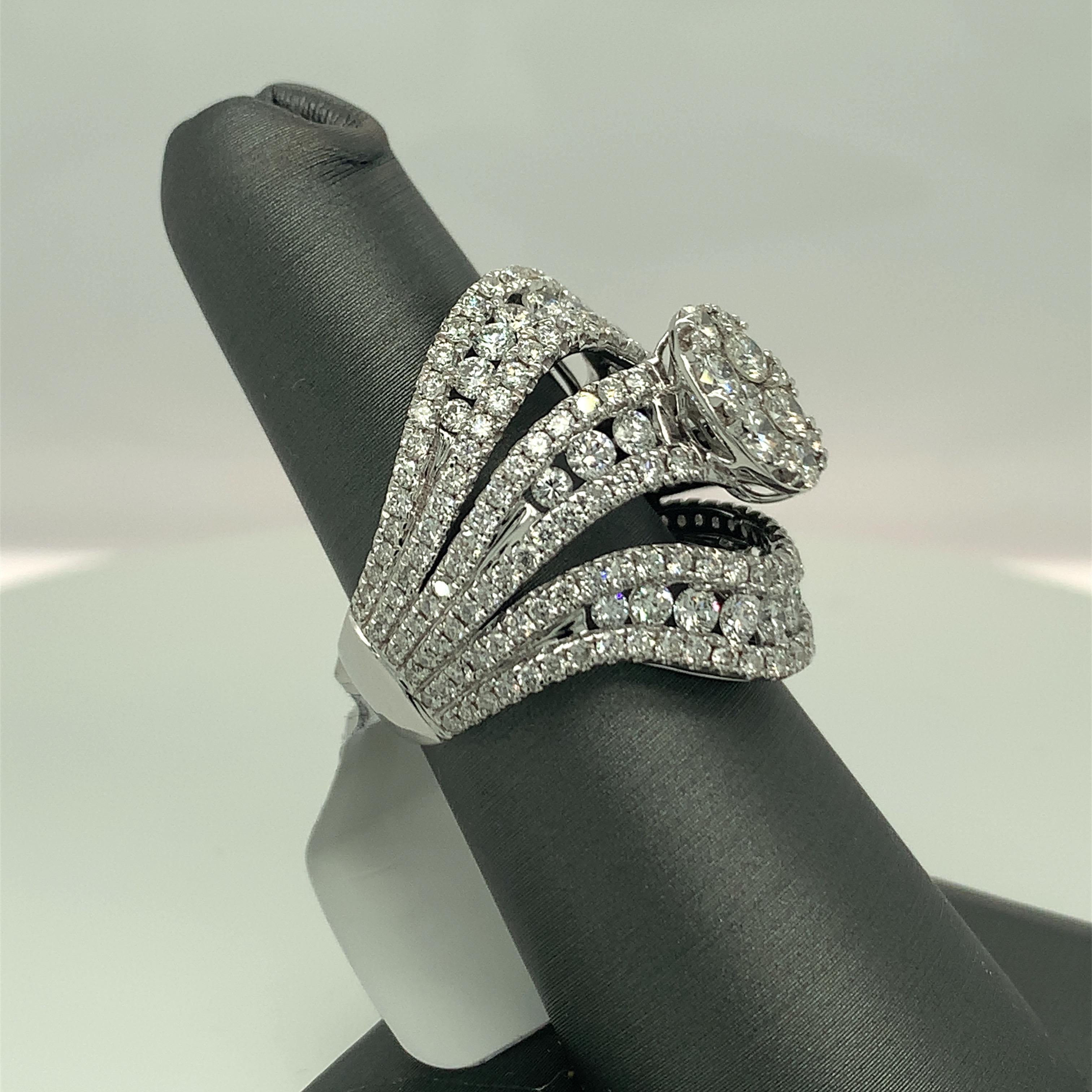 Anello da cocktail con diamante da 3,91 carati in oro bianco 18K 3