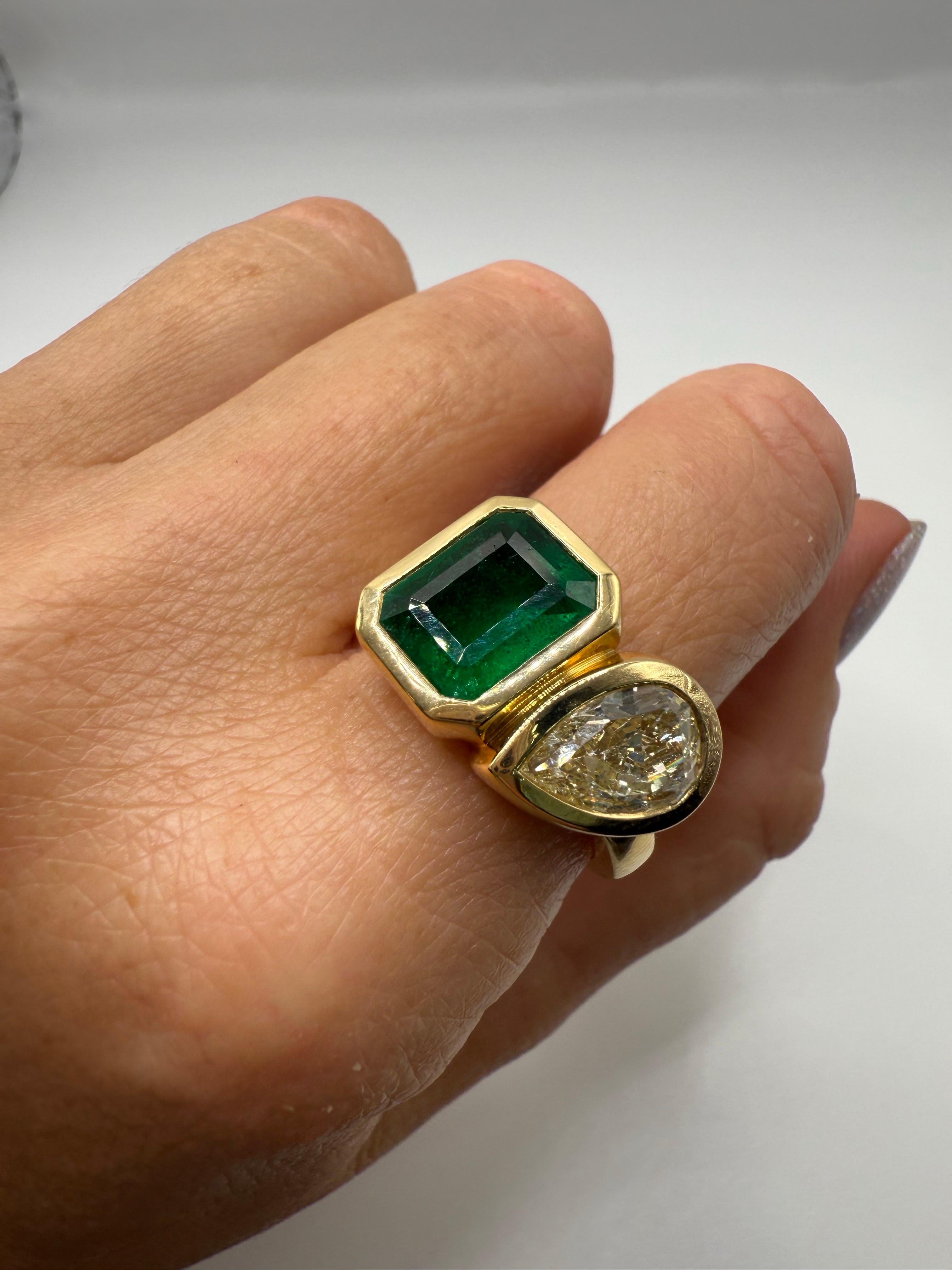 Une bague unique moi et toi en diamant émeraude, massive et bien faite avec une apparence robuste pour les amateurs de bijoux de grande taille. L'émeraude est naturelle et non traitée et pèse environ 3,91 carats et le diamant 2 carats. La bague est