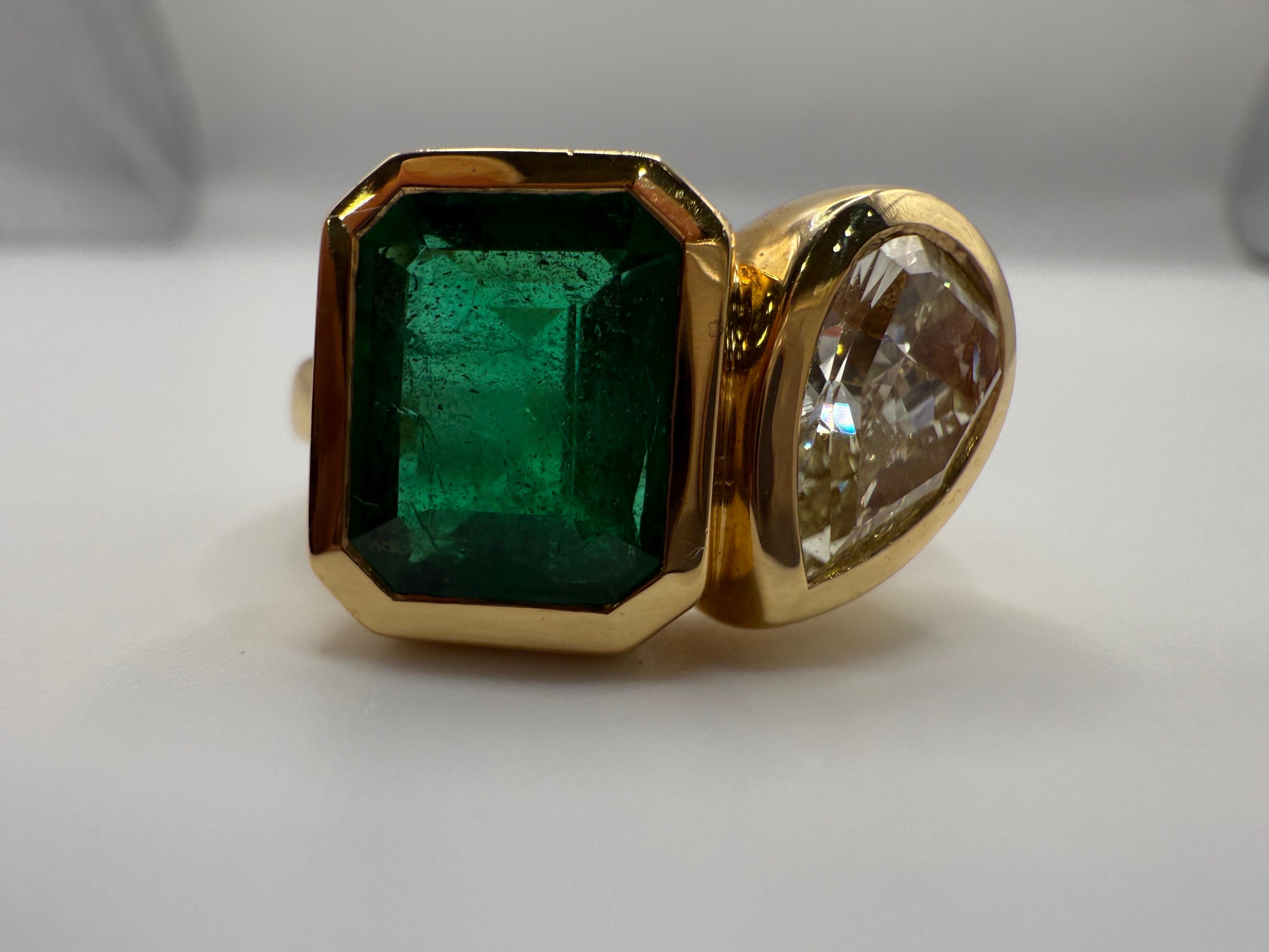 Taille poire 3.91ct Emeraude et 2ct Diamant poire bague style MOI et TOI en vente