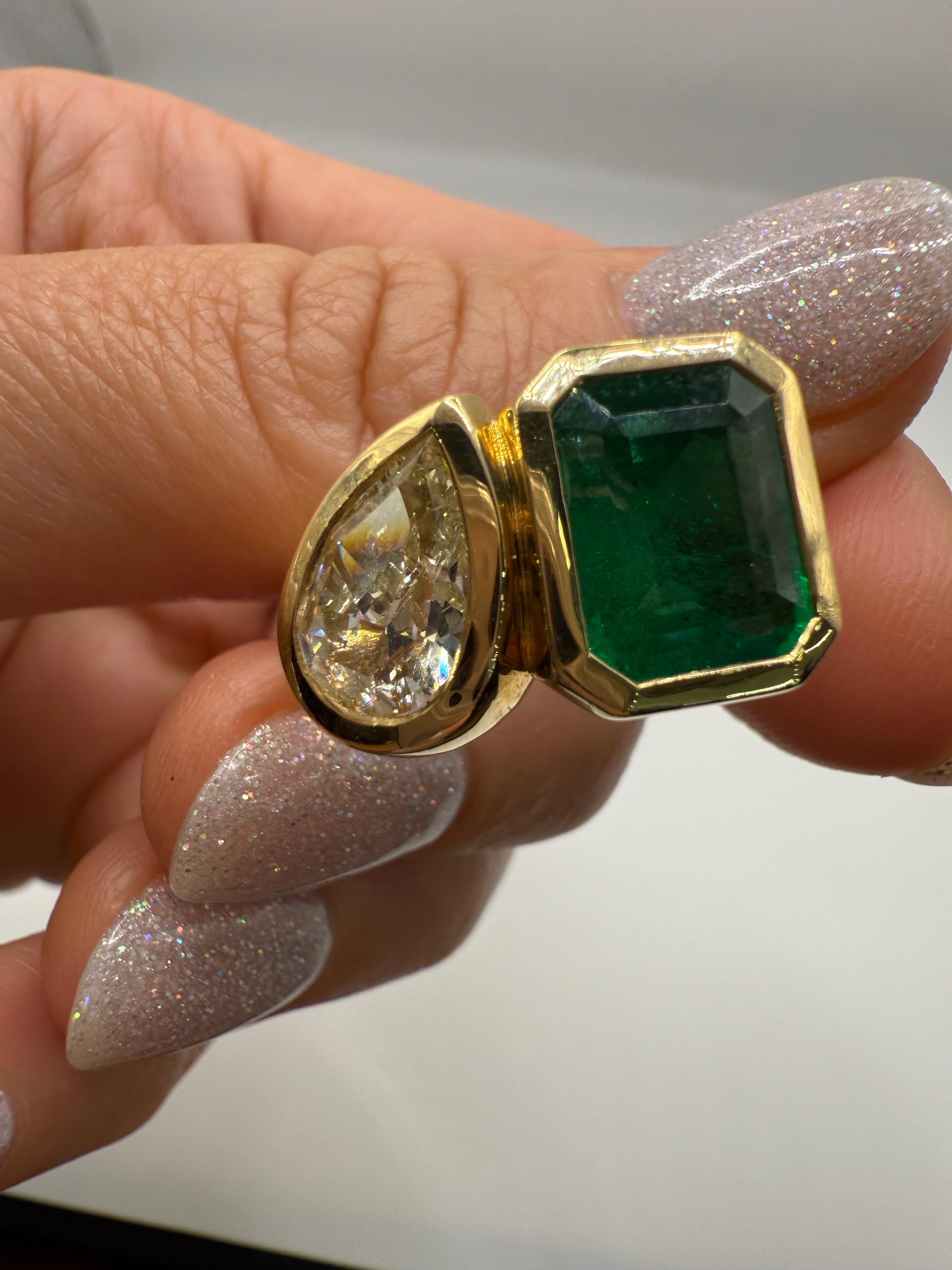 3.91ct Emeraude et 2ct Diamant poire bague style MOI et TOI Unisexe en vente
