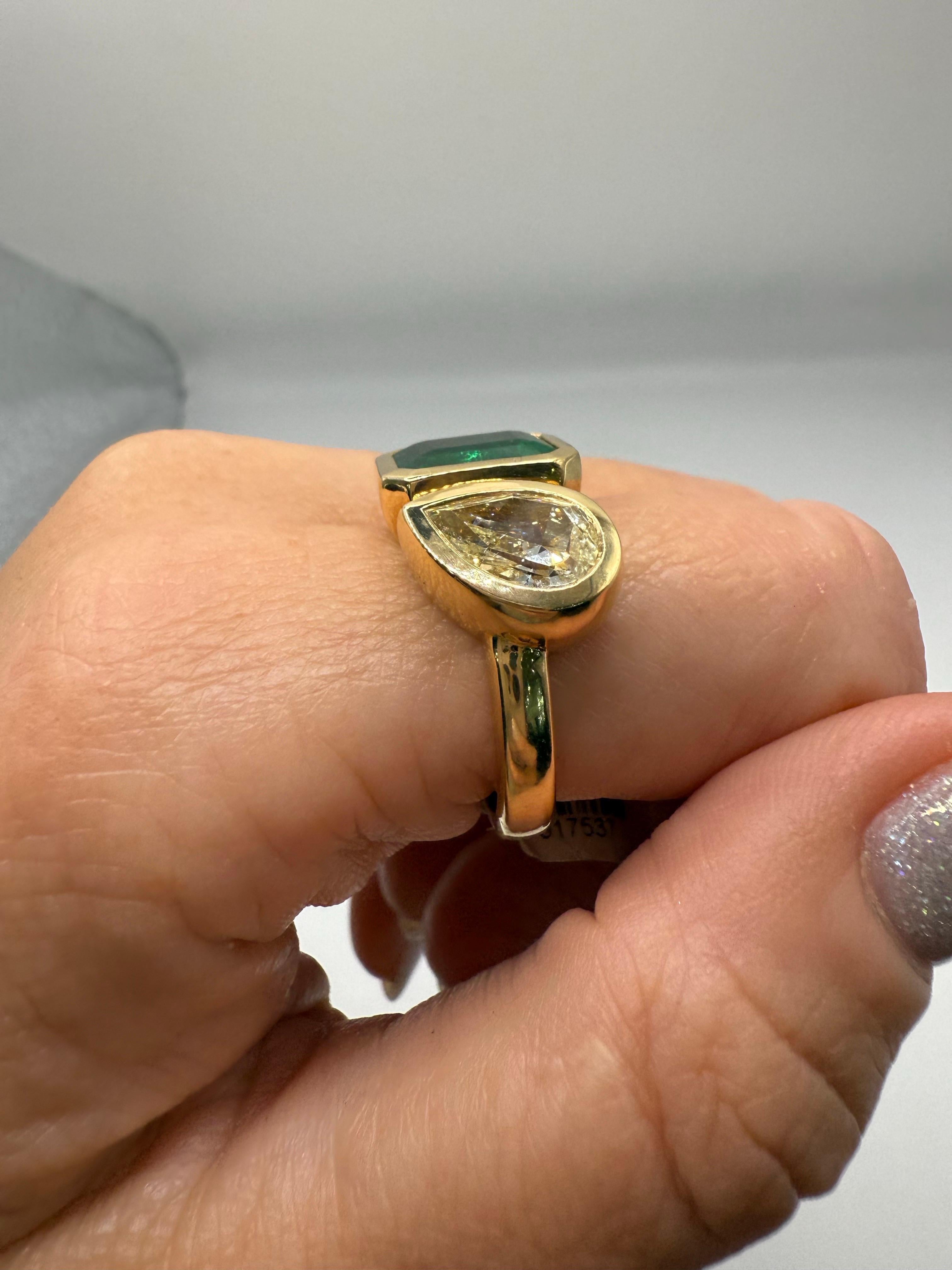 3.91ct Emeraude et 2ct Diamant poire bague style MOI et TOI en vente 1