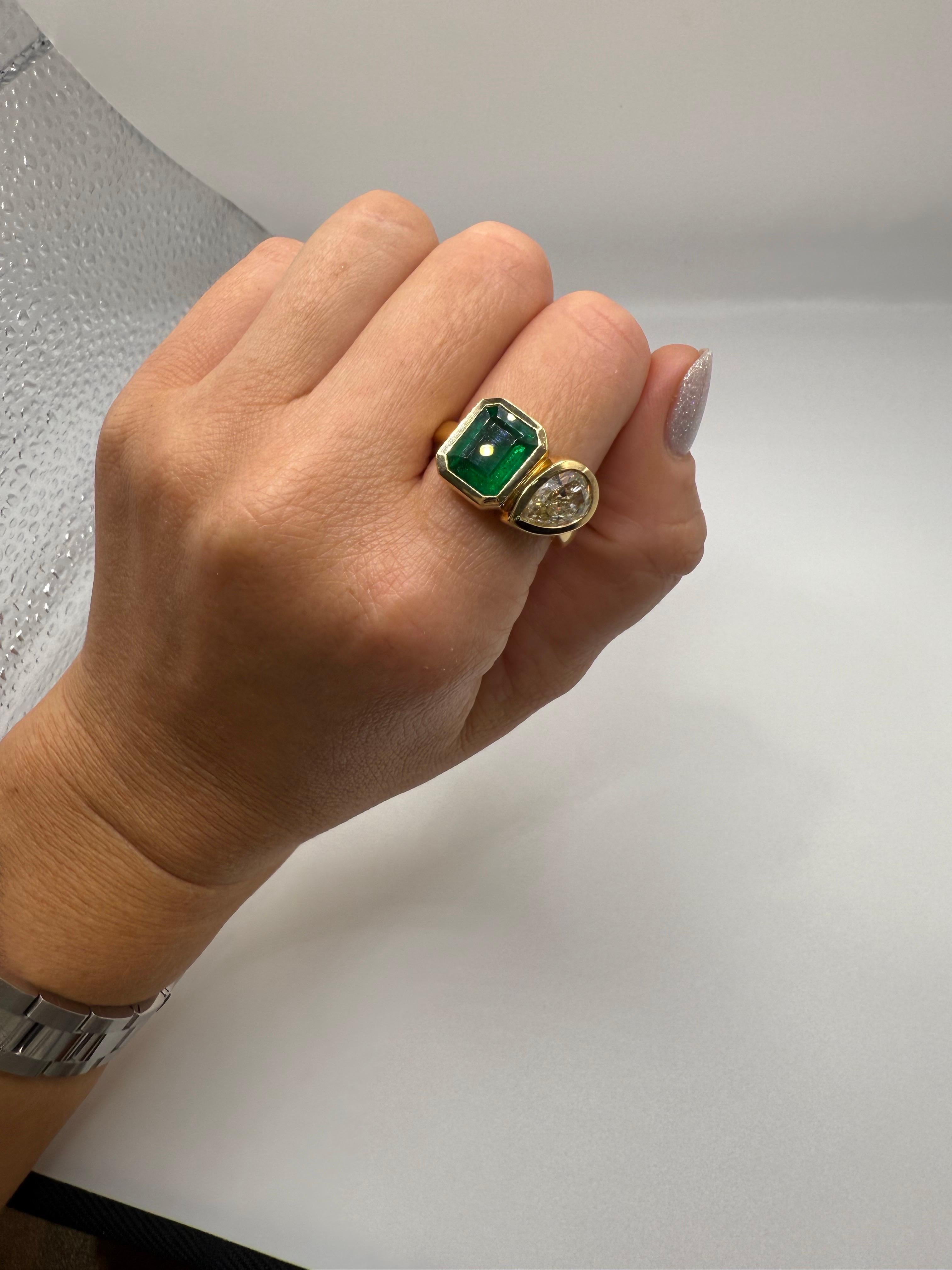 3.91ct Emeraude et 2ct Diamant poire bague style MOI et TOI en vente 2