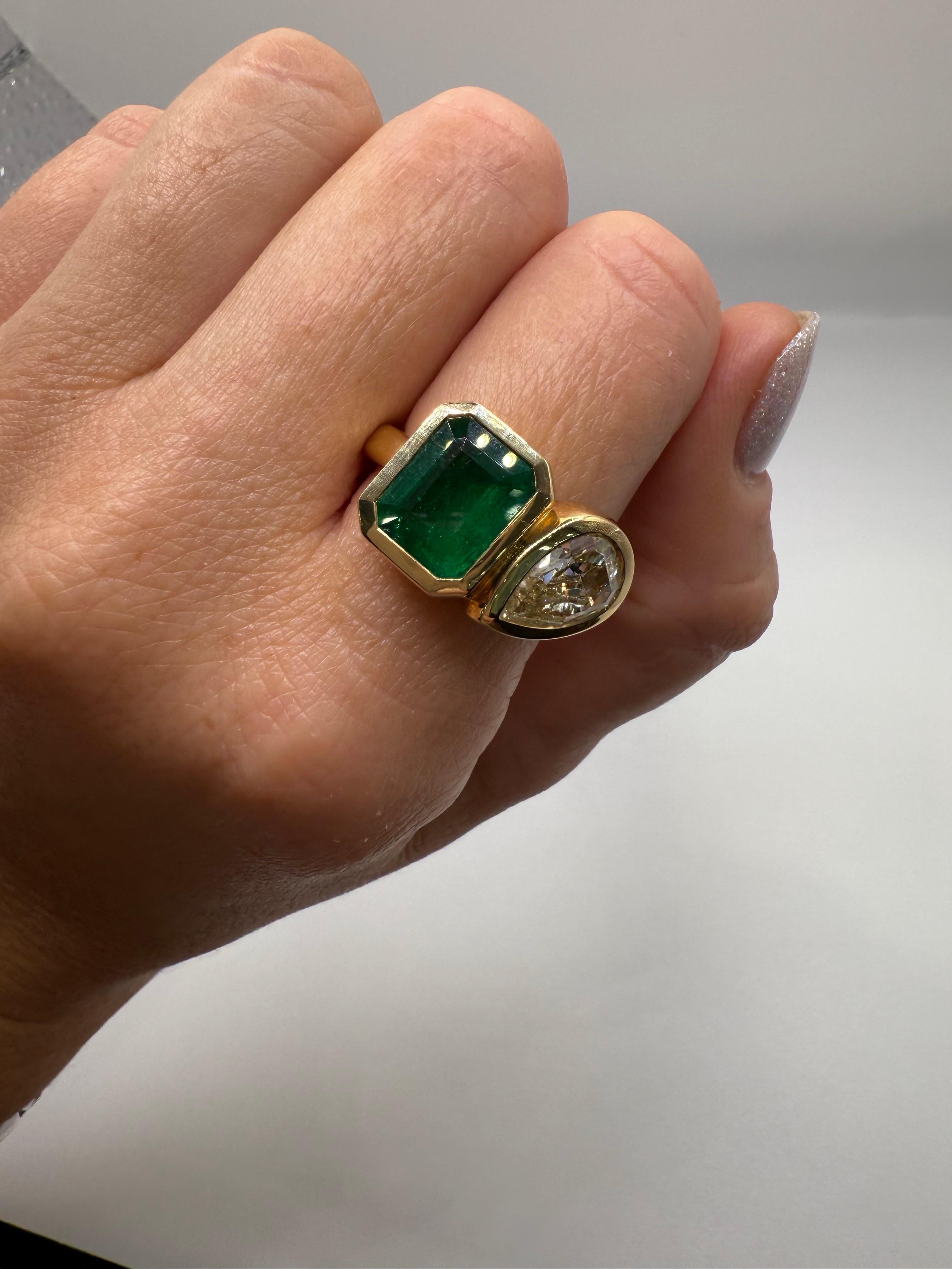 3.91ct Emeraude et 2ct Diamant poire bague style MOI et TOI en vente 3
