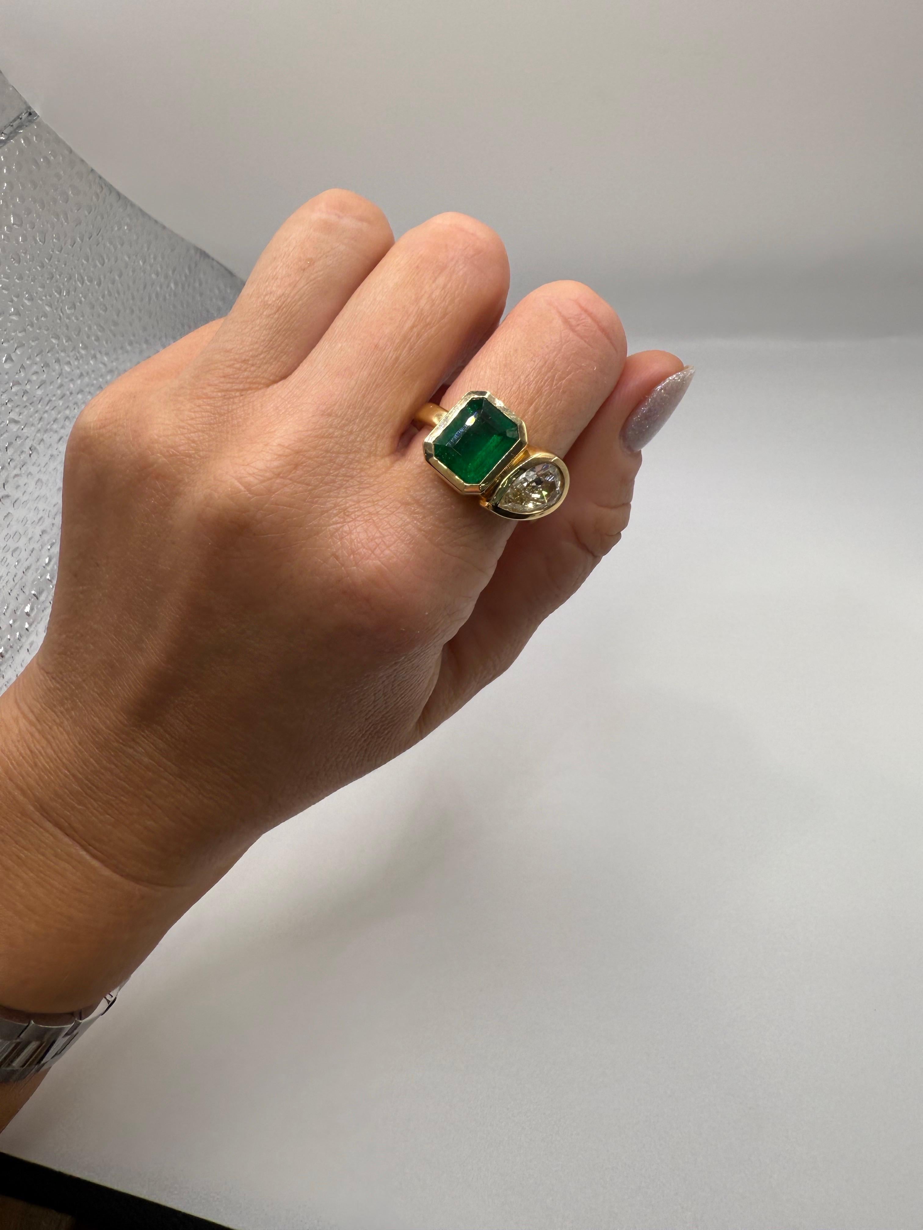 3.91ct Emeraude et 2ct Diamant poire bague style MOI et TOI en vente 4