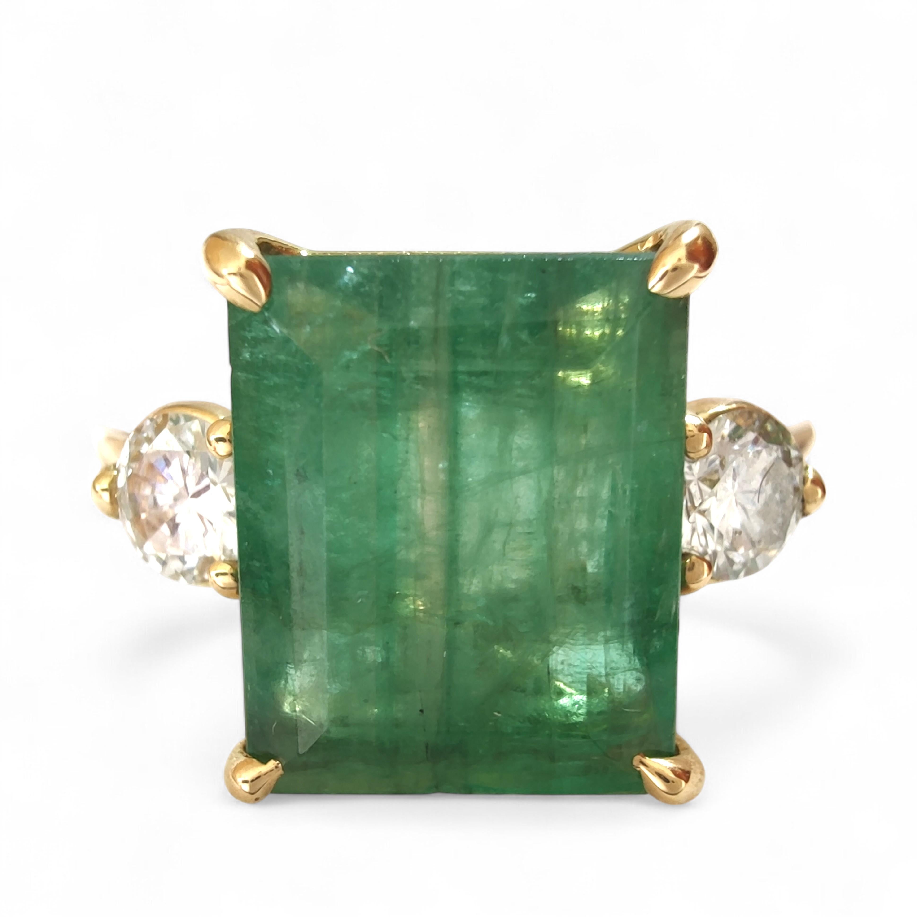 Taglio smeraldo 3.91ct Natura Emerald Diamond Three-Stone Ring  18K  Yellow Gold  Handmade gift in vendita
