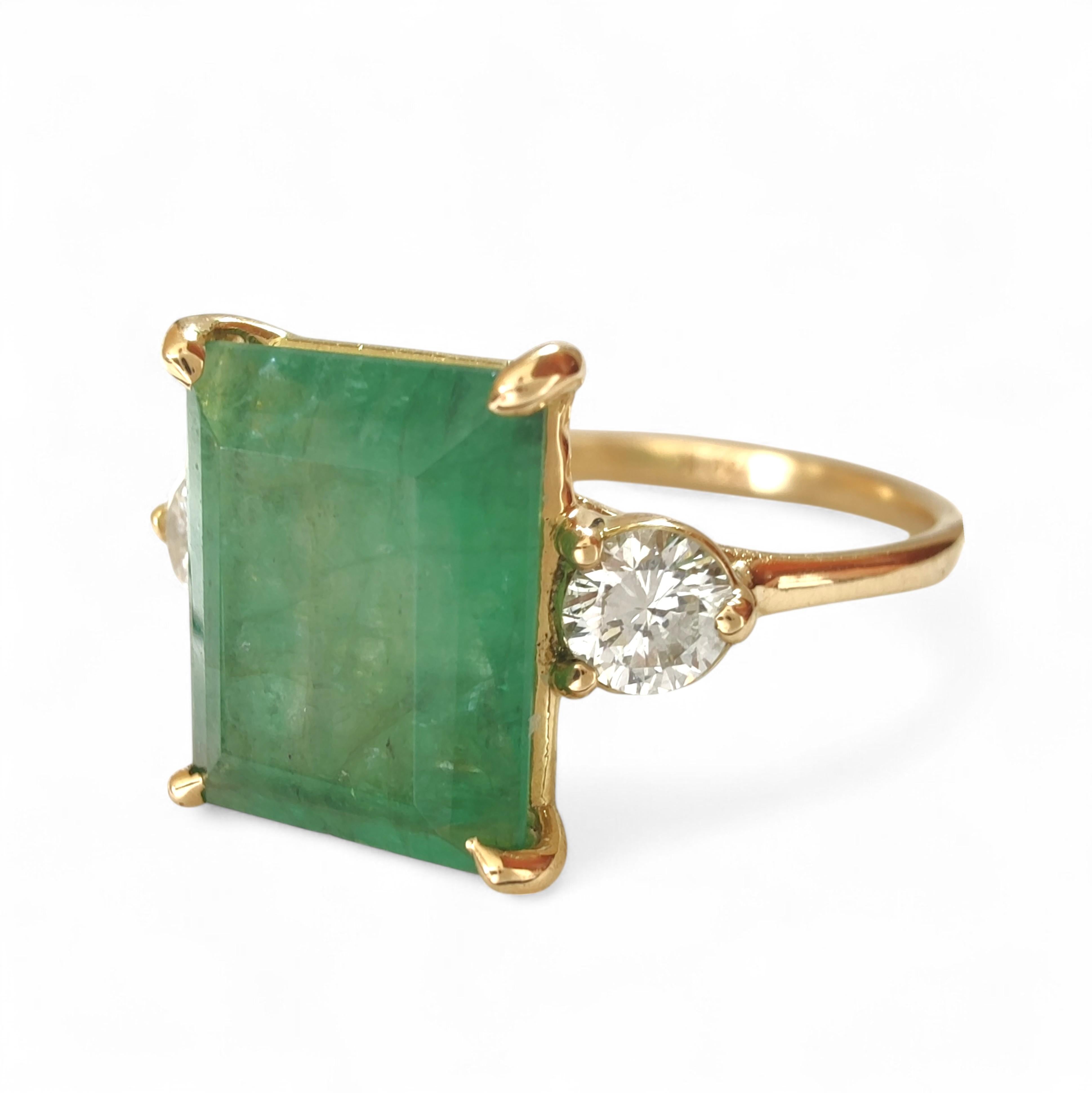 3.91ct Natura Emerald Diamond Three-Stone Ring  18K  Yellow Gold  Handmade gift In condizioni Nuovo in vendita a Sant Josep de sa Talaia, IB