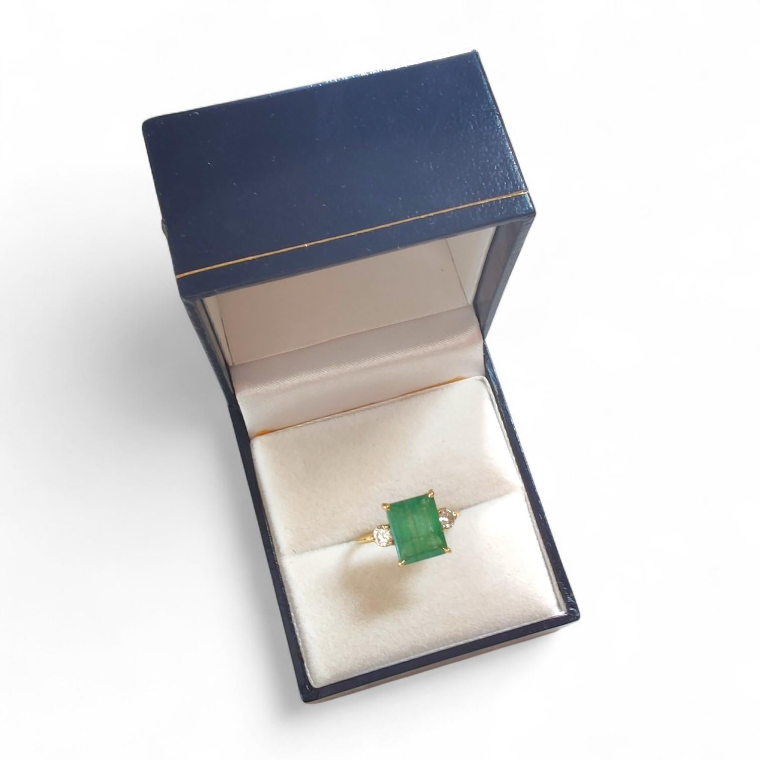 Donna 3.91ct Natura Emerald Diamond Three-Stone Ring  18K  Yellow Gold  Handmade gift in vendita