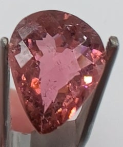 3,91ct Birnen-Schliff Heller rötlich-violetter Turmalin: Ein Meisterwerk der organischen Eleganz 3,91ct Birnen-Schliff Heller rötlich-violetter Turmalin: Ein Meisterwerk der organischen Eleganz