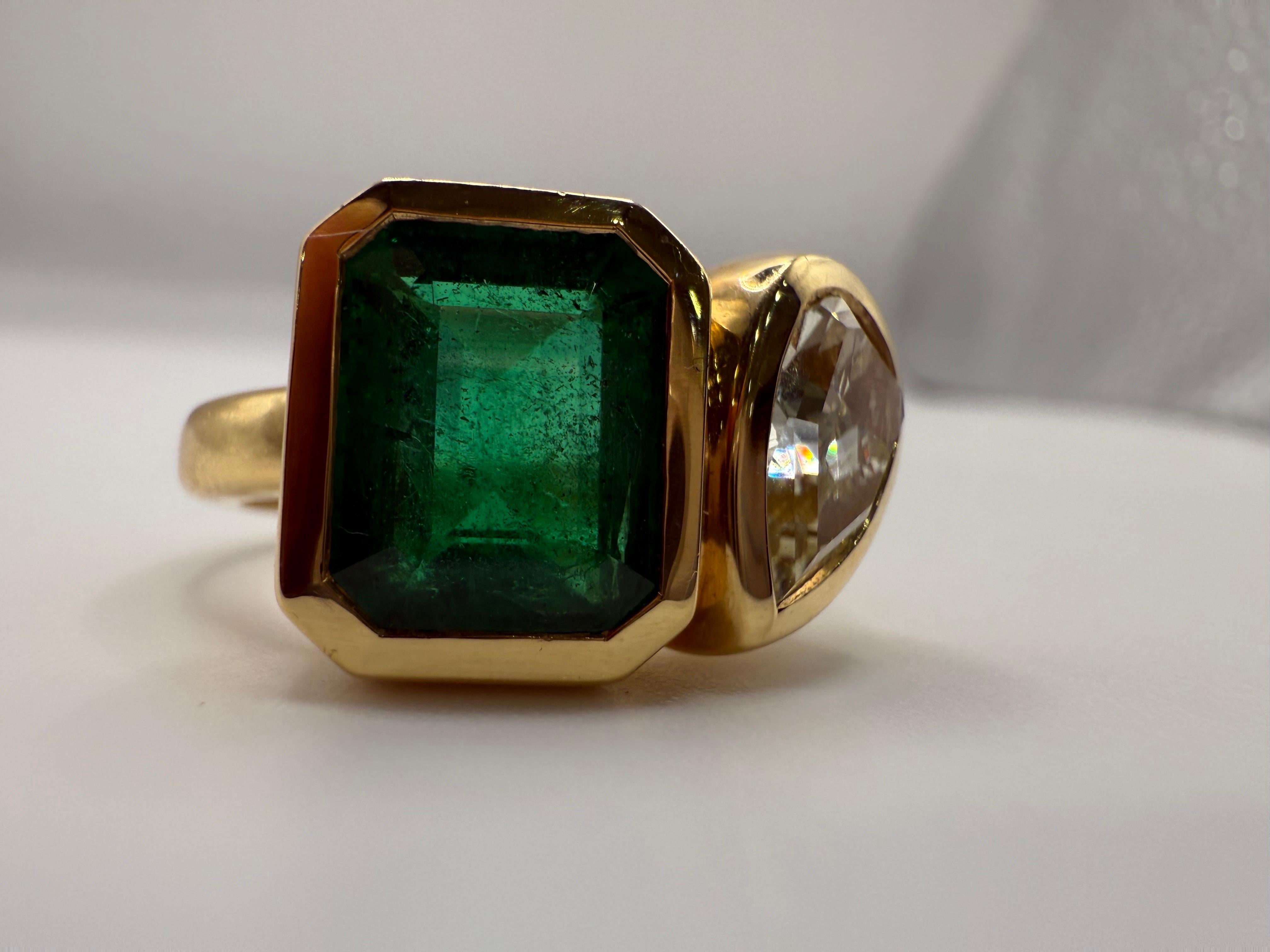 3.91ct Emeraude poire et 2ct Diamant bague style MOI et TOI Neuf - En vente à Boca Raton, FL