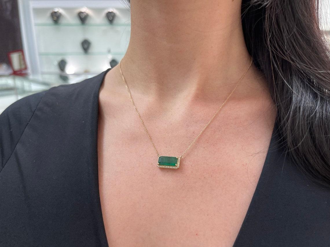 3.91tcw 14K Emerald & Diamond Halo Necklace In New Condition For Sale In Jupiter, FL