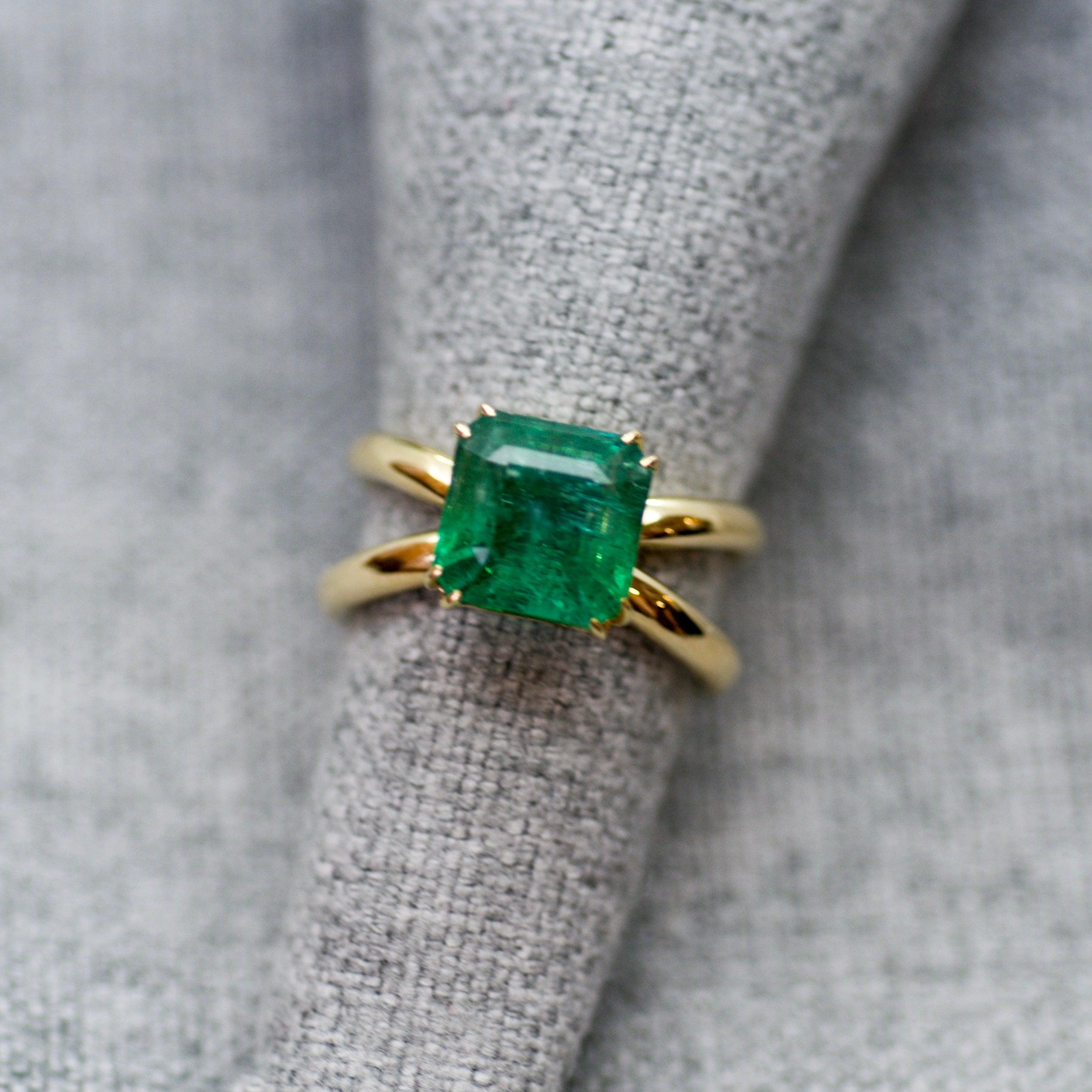 For Sale:  3, 92 Carat Intense Green Minor Oil Natural Emerald 18 Karat Yellow Gold Ring 2