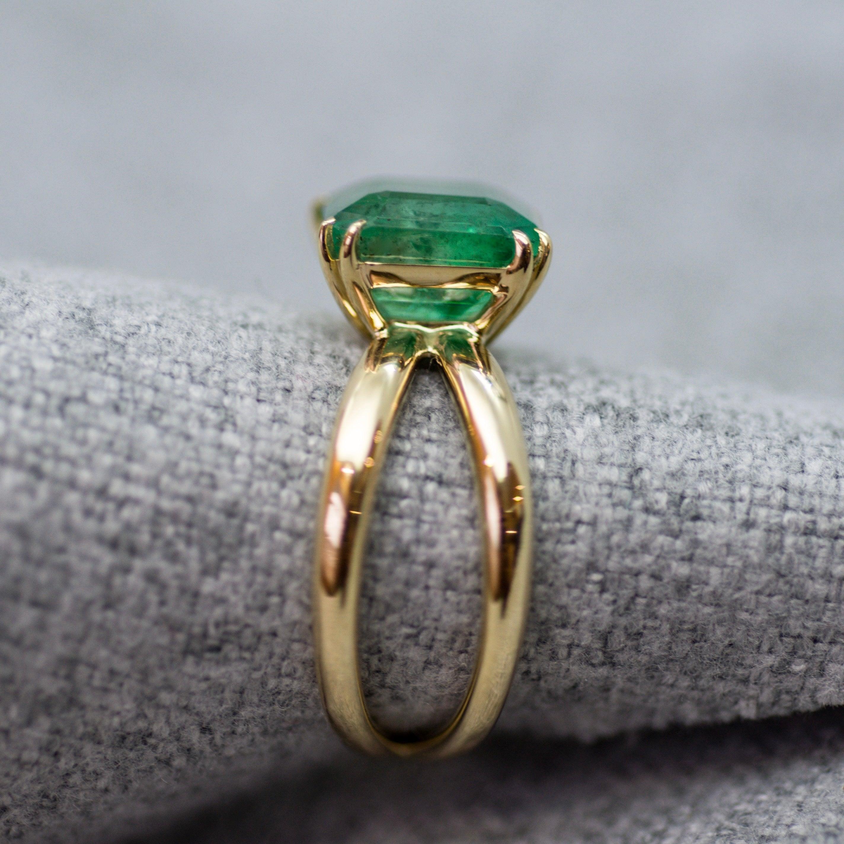 For Sale:  3, 92 Carat Intense Green Minor Oil Natural Emerald 18 Karat Yellow Gold Ring 3