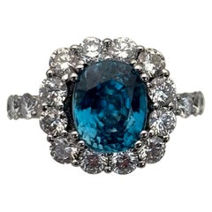 Bague cocktail en or 18 carats sertie d'une topaze bleue vive naturelle de 3,92 carats et de diamants d'un poids total de 2,01 carats