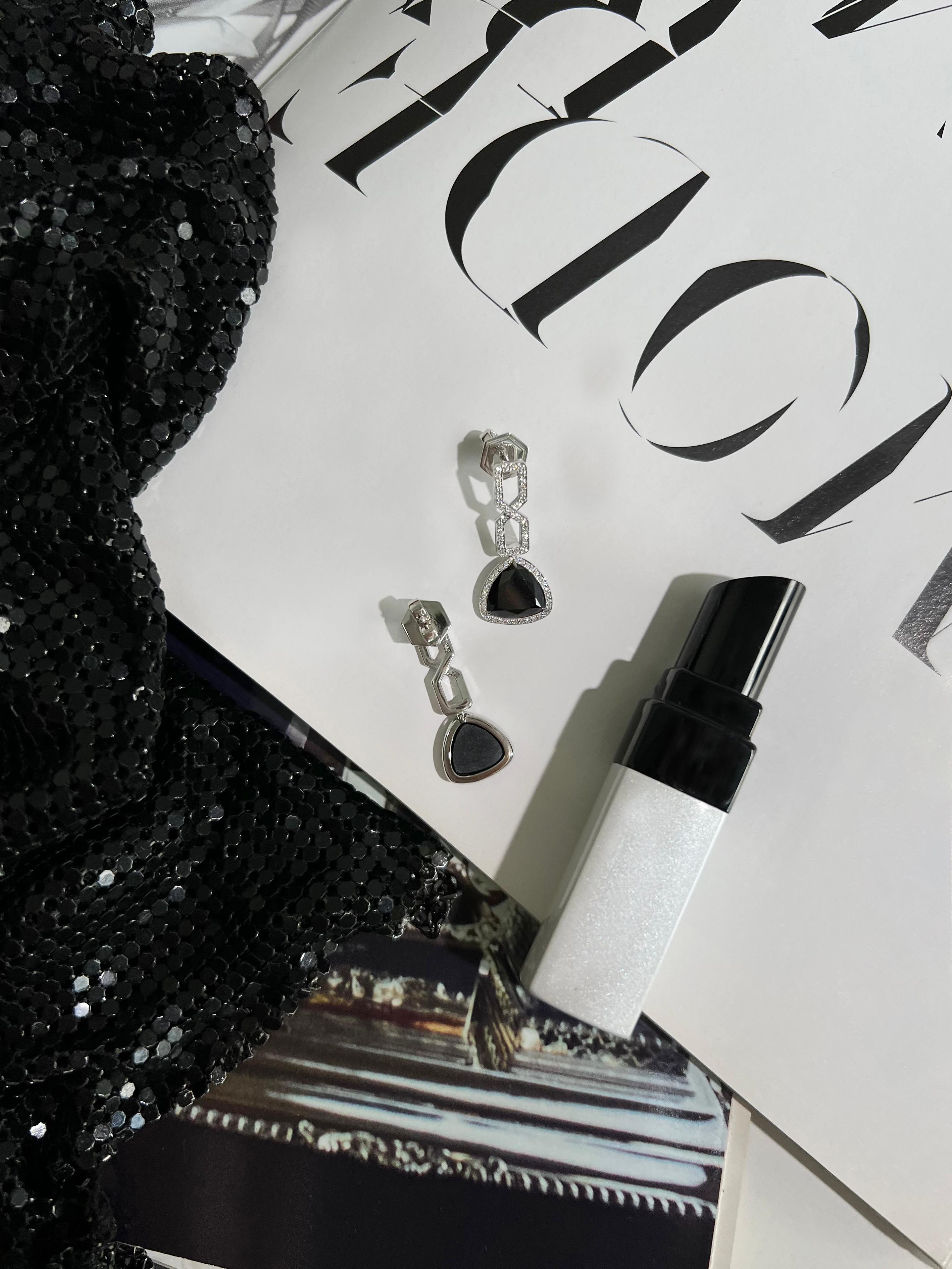 3.92 Carats Black Onyx and Diamond Dangle Earrings in 18K White Gold In New Condition For Sale In Bangkok, TH