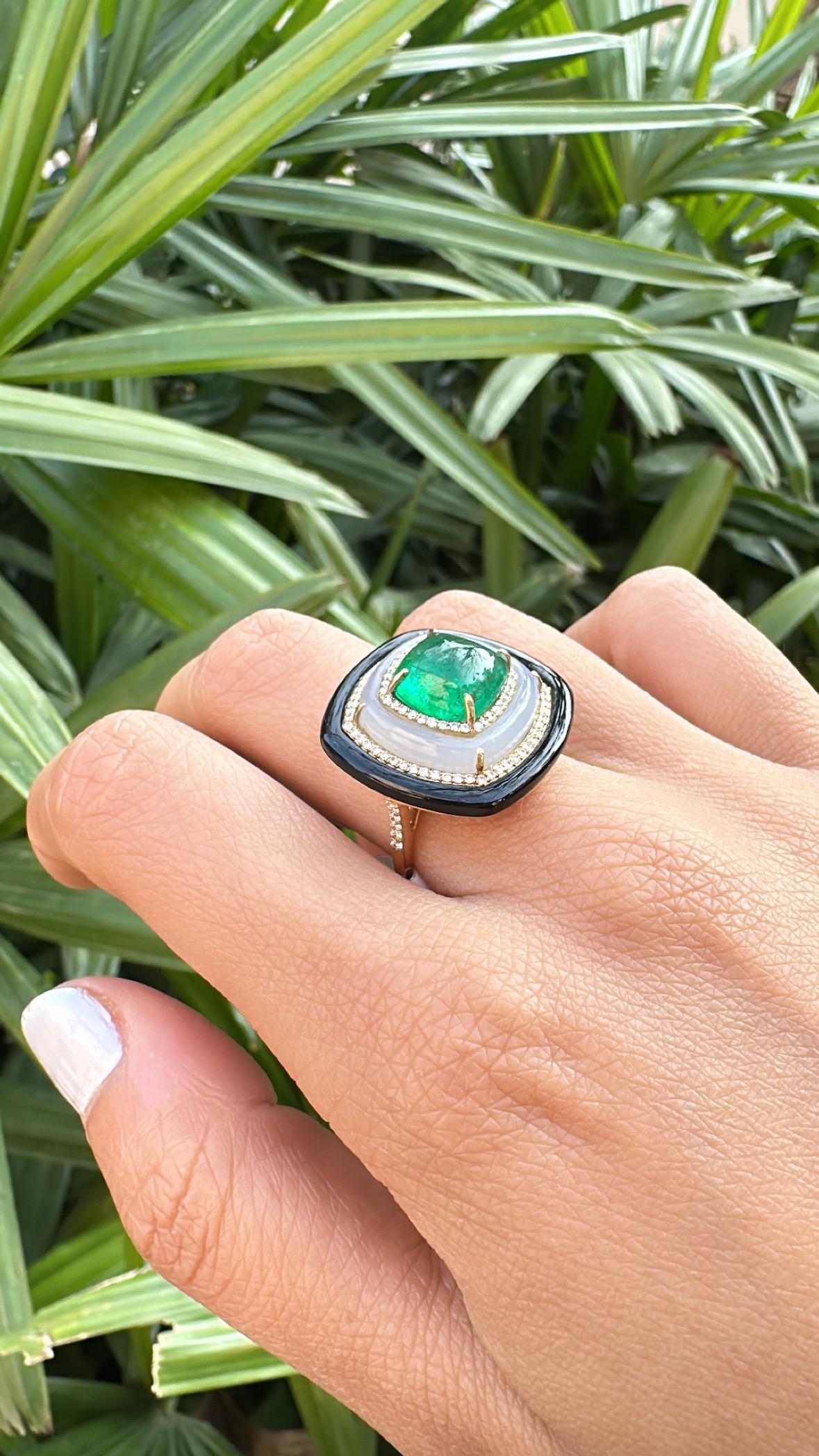 3.92 carats, Emerald Sugarloaf, Chalcedony, Black Onyx & Diamonds Cocktail Ring For Sale 4