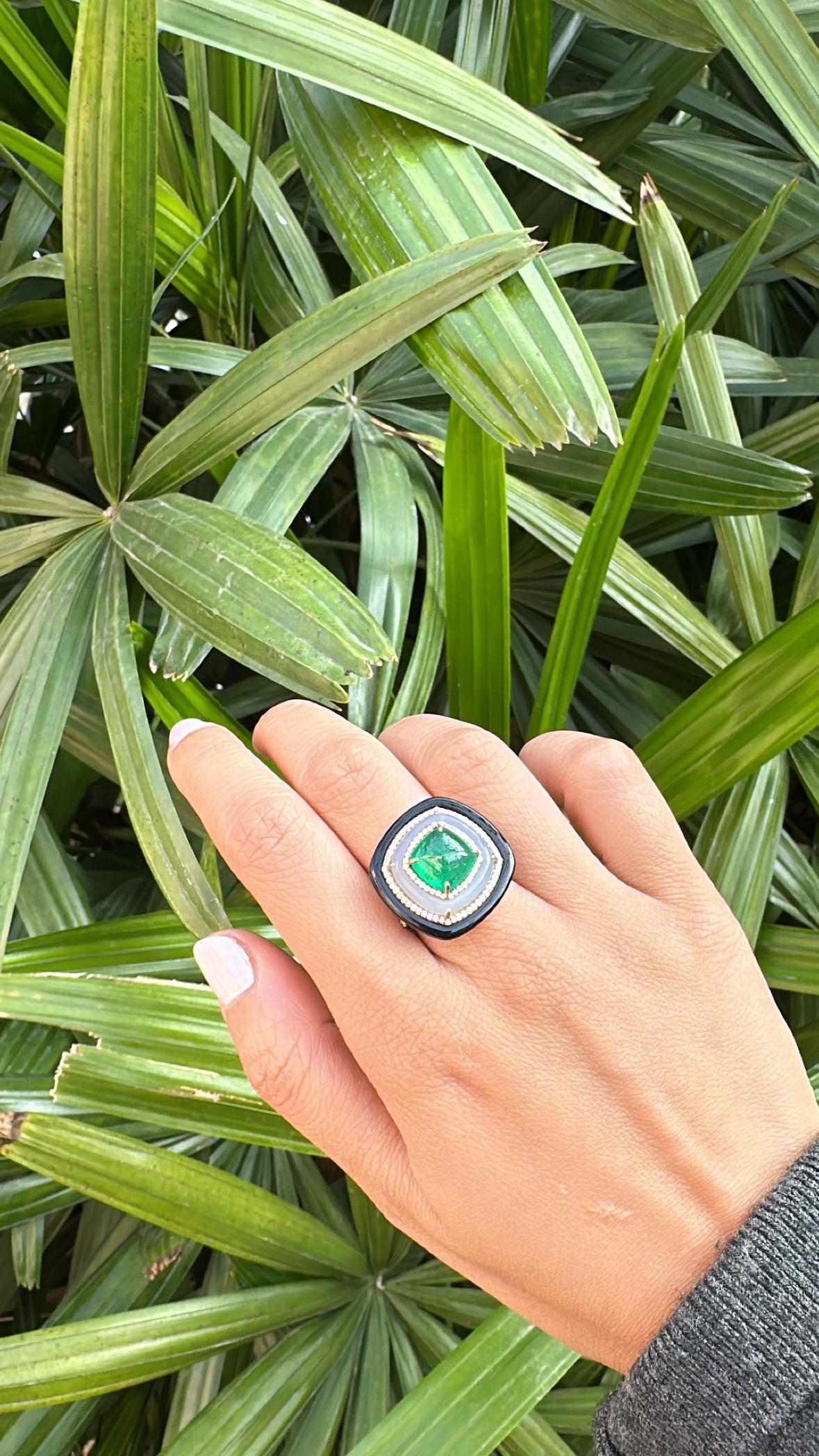 3.92 carats, Emerald Sugarloaf, Chalcedony, Black Onyx & Diamonds Cocktail Ring For Sale 5