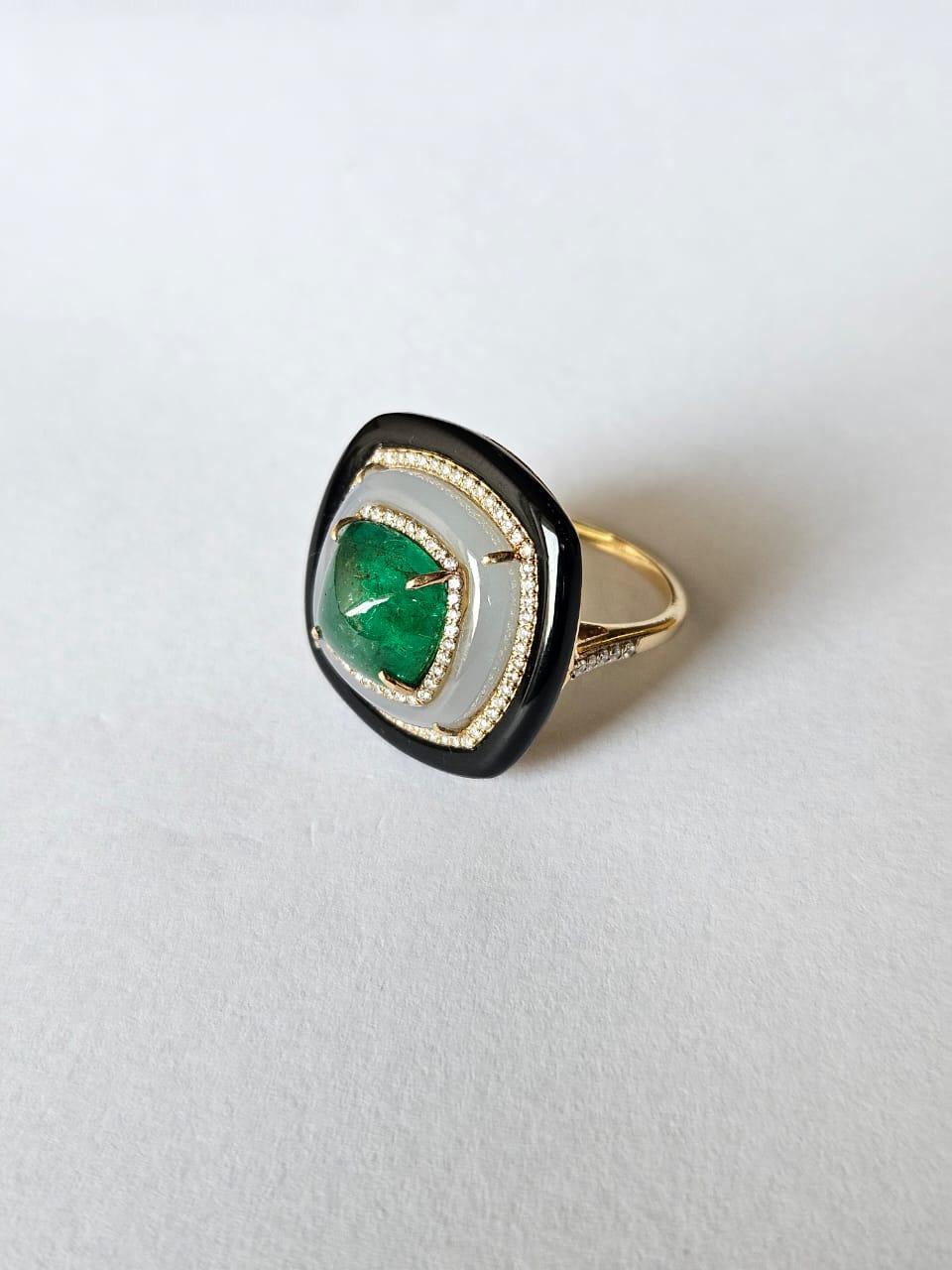 Sugarloaf Cabochon 3.92 carats, Emerald Sugarloaf, Chalcedony, Black Onyx & Diamonds Cocktail Ring For Sale