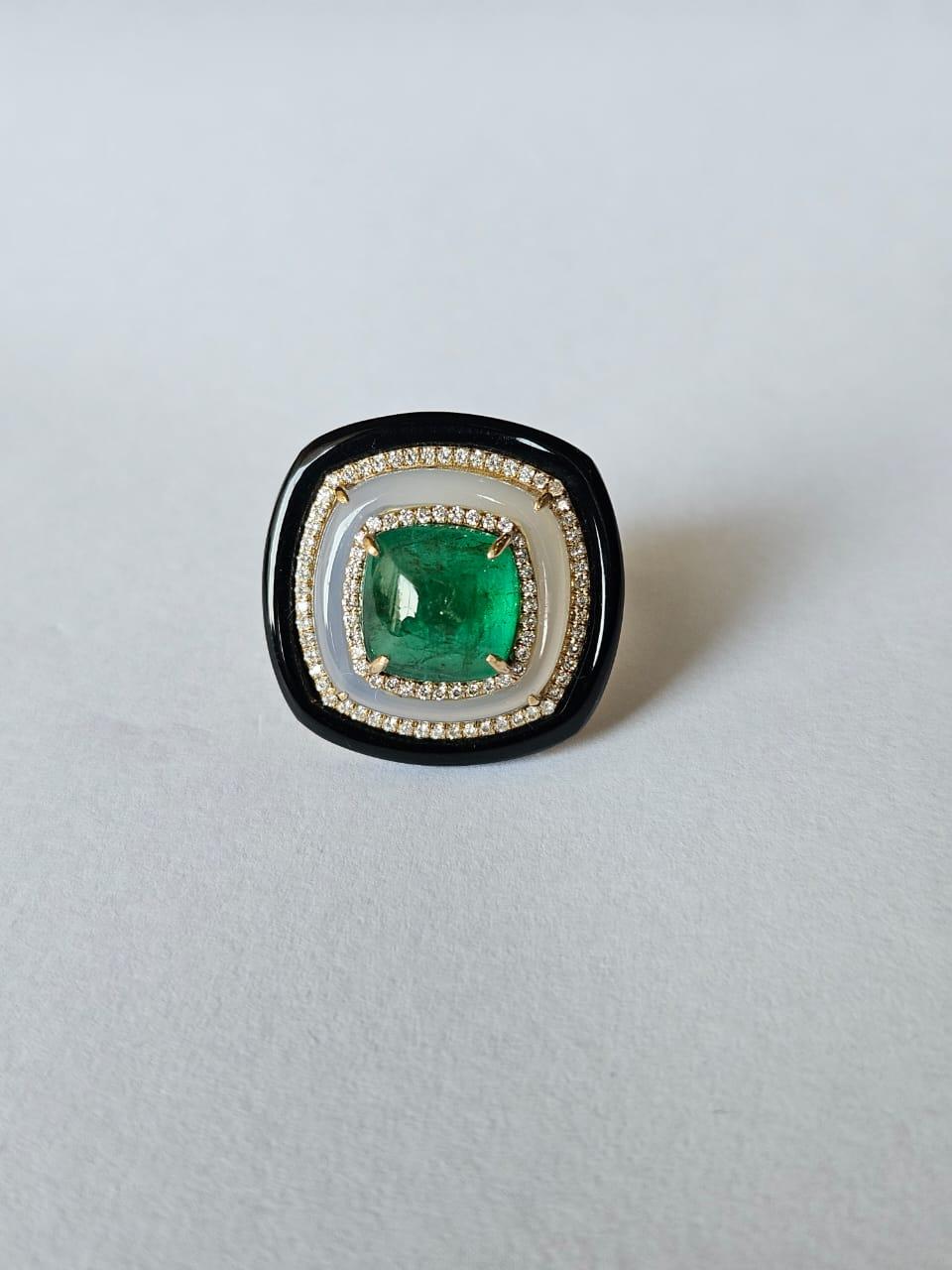 3.92 carats, Emerald Sugarloaf, Chalcedony, Black Onyx & Diamonds Cocktail Ring In New Condition For Sale In Hong Kong, HK