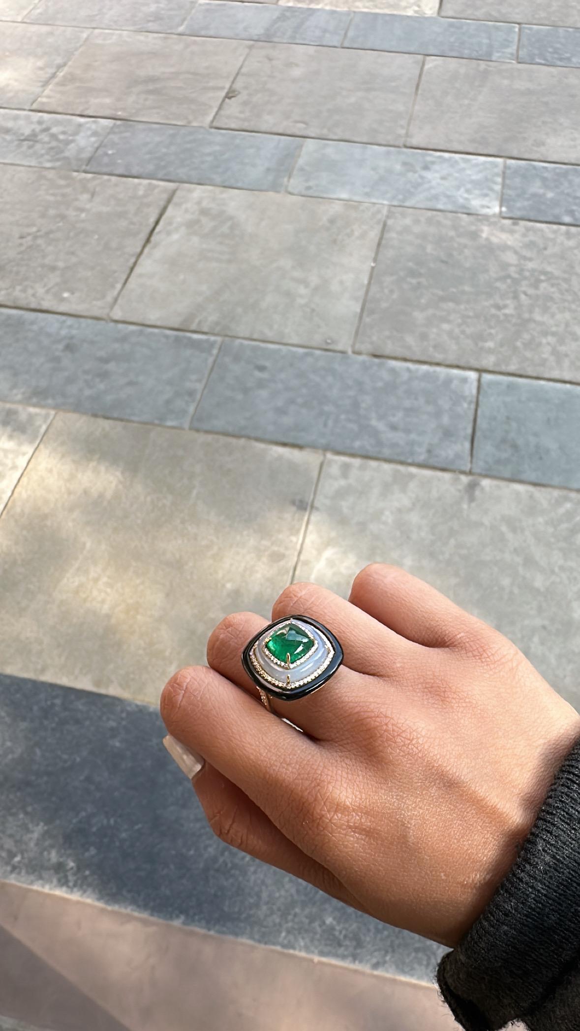 Women's or Men's 3.92 carats, Emerald Sugarloaf, Chalcedony, Black Onyx & Diamonds Cocktail Ring For Sale