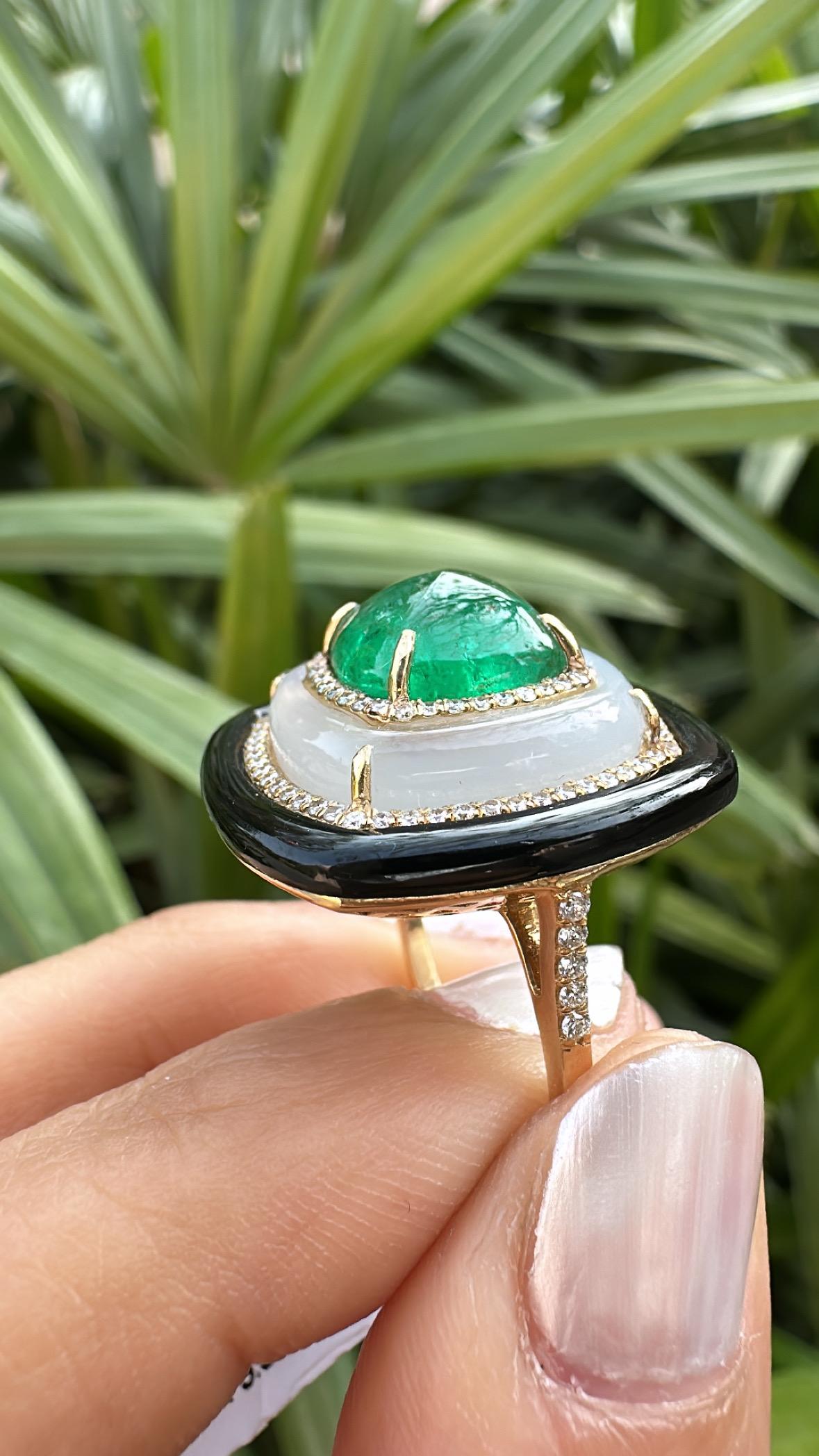 3.92 carats, Emerald Sugarloaf, Chalcedony, Black Onyx & Diamonds Cocktail Ring For Sale 1