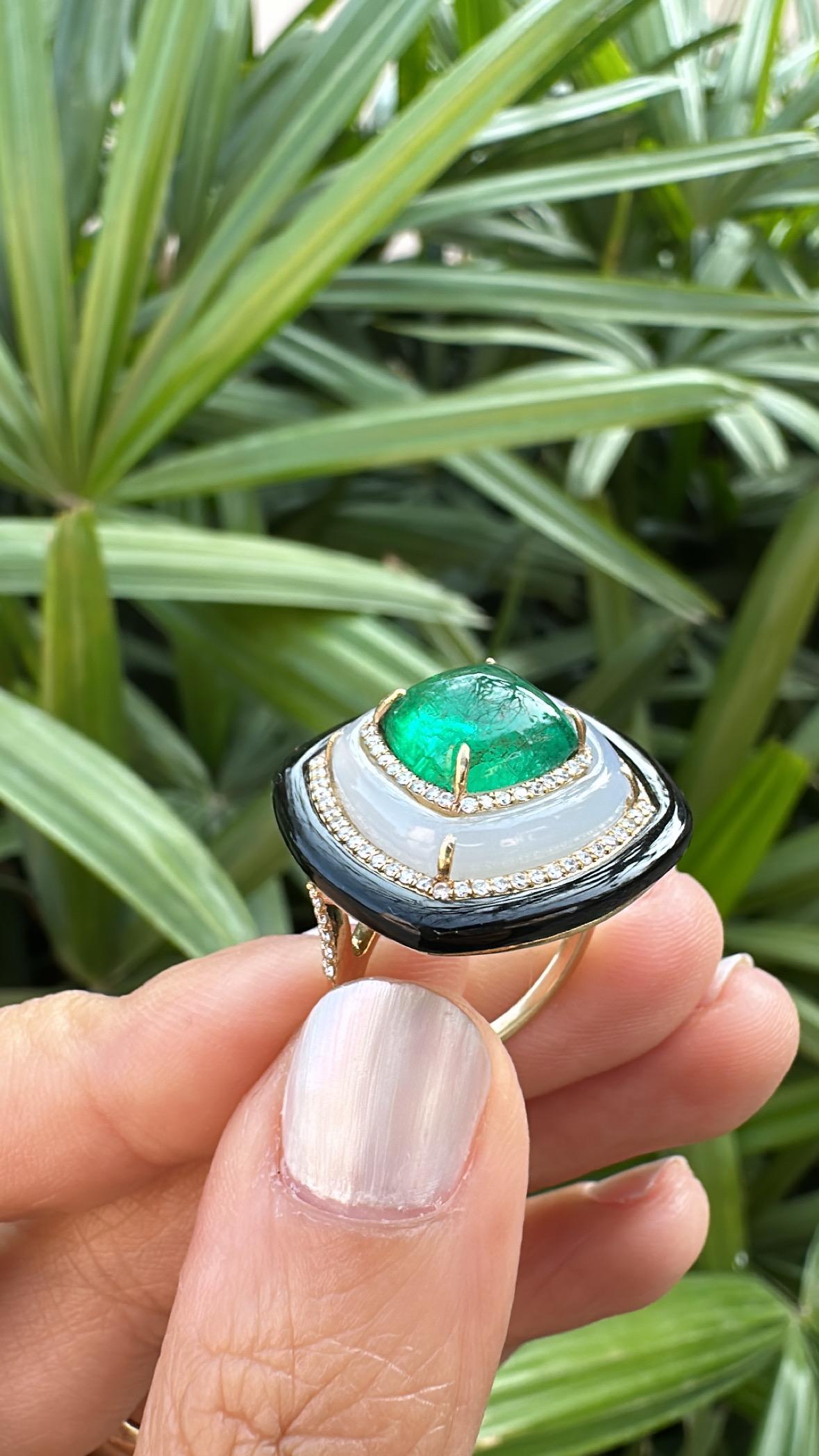 3.92 carats, Emerald Sugarloaf, Chalcedony, Black Onyx & Diamonds Cocktail Ring For Sale 2