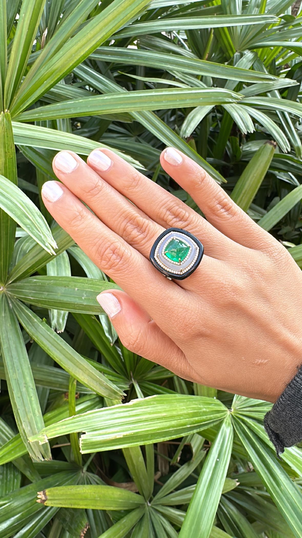 3.92 carats, Emerald Sugarloaf, Chalcedony, Black Onyx & Diamonds Cocktail Ring For Sale 3