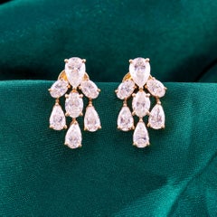 Orecchini con diamanti naturali a forma di pera e ovale pendenti da 3,92 carati in oro giallo 18 carati