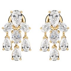 Orecchini con diamanti naturali a forma di pera e ovale pendenti da 3,92 carati in oro giallo 18 carati