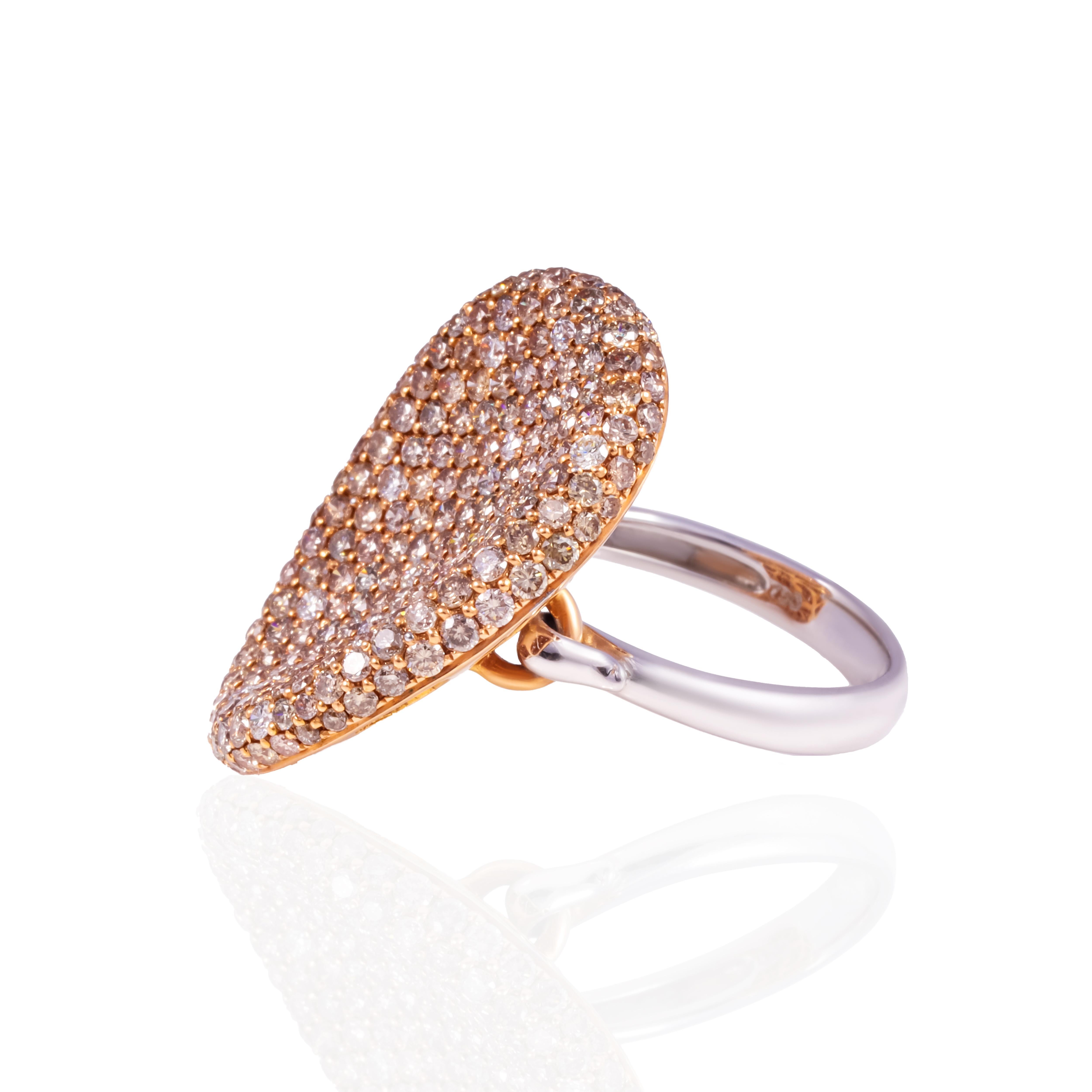 L'artigianato parla di classe. Il nostro anello cocktail con diamante è realizzato con la massima cura dei dettagli e utilizzando diamanti della migliore qualità in oro 18 carati. Questa forma definisce l'eleganza e viene spesso indossata durante
