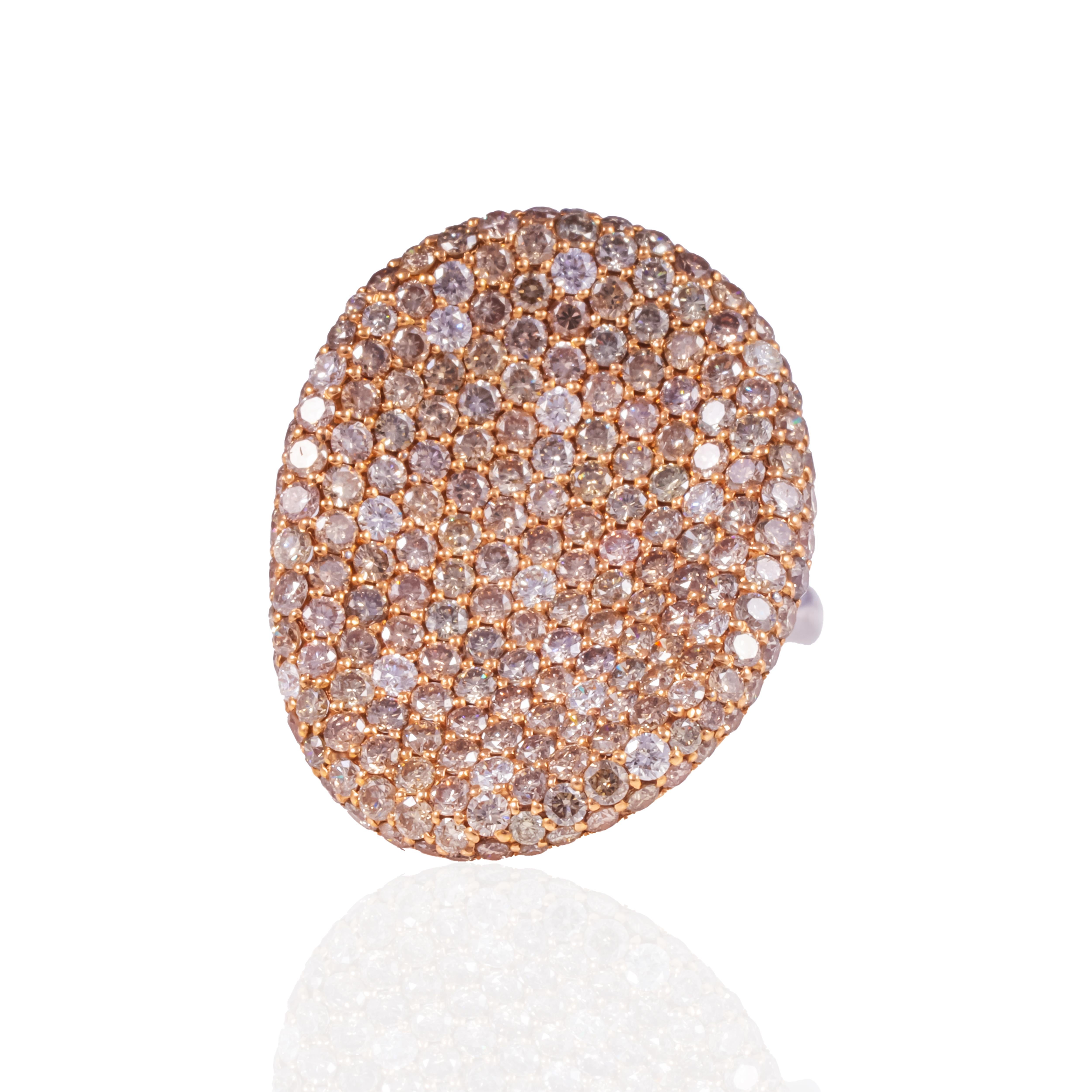 Moderno Anello da cocktail con diamante da 3,93 carati incorporato con più diamanti più piccoli in vendita