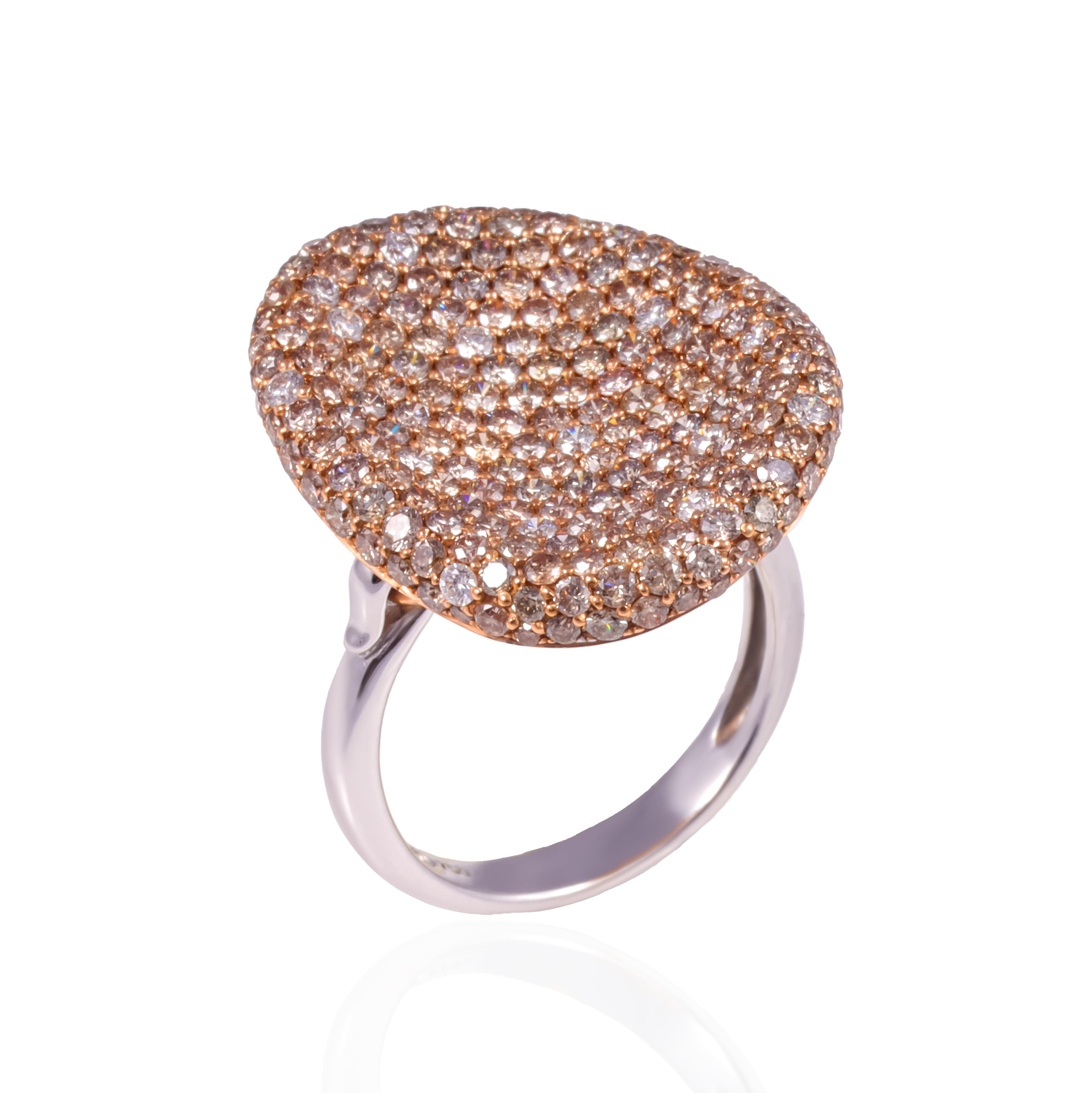 Anello da cocktail con diamante da 3,93 carati incorporato con più diamanti più piccoli In condizioni Nuovo in vendita a Milano, IT