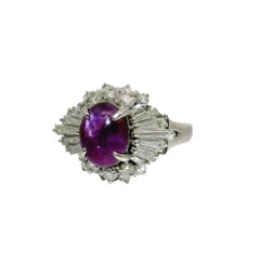 3,93-Karat-Ring mit violettem Sternsaphir, Diamanten und Platin-Akzenten