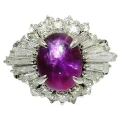 3,93-Karat-Ring mit violettem Sternsaphir, Diamanten und Platin-Akzenten