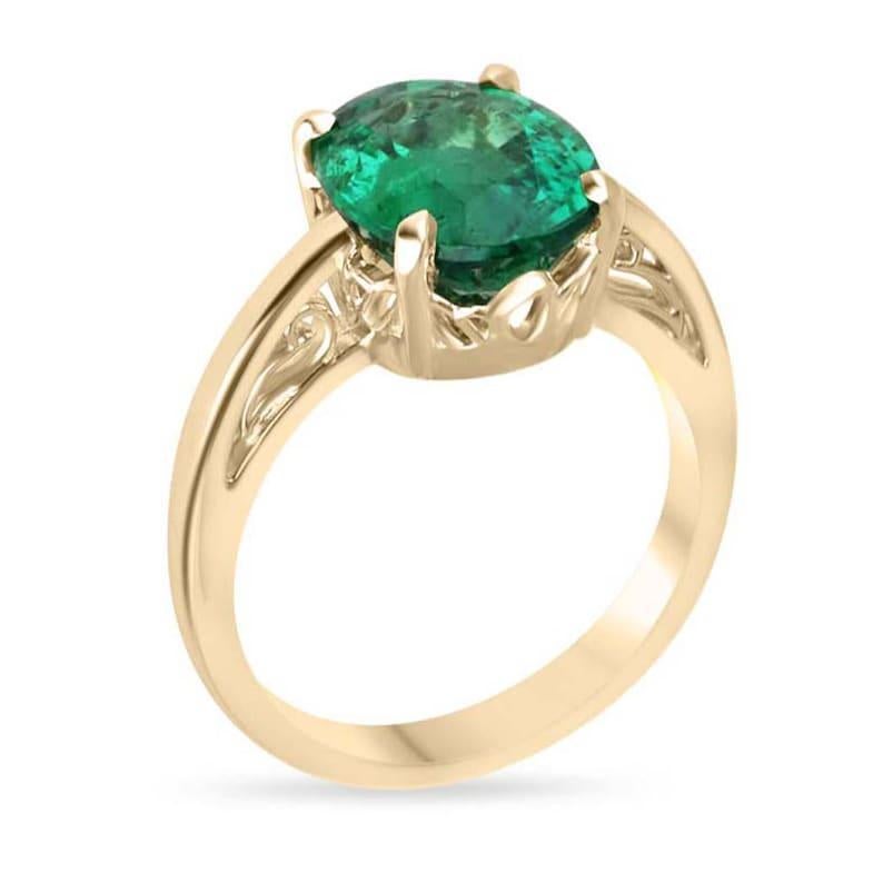 Dieser exquisite Solitärring präsentiert einen hochwertigen Smaragd im Ovalschliff aus Sambia, der eine lebendige, satt dunkelgrüne Farbe mit transparenter Klarheit ausstrahlt. Der Smaragd ist in einer klassischen Vier-Zacken-Fassung gefasst und