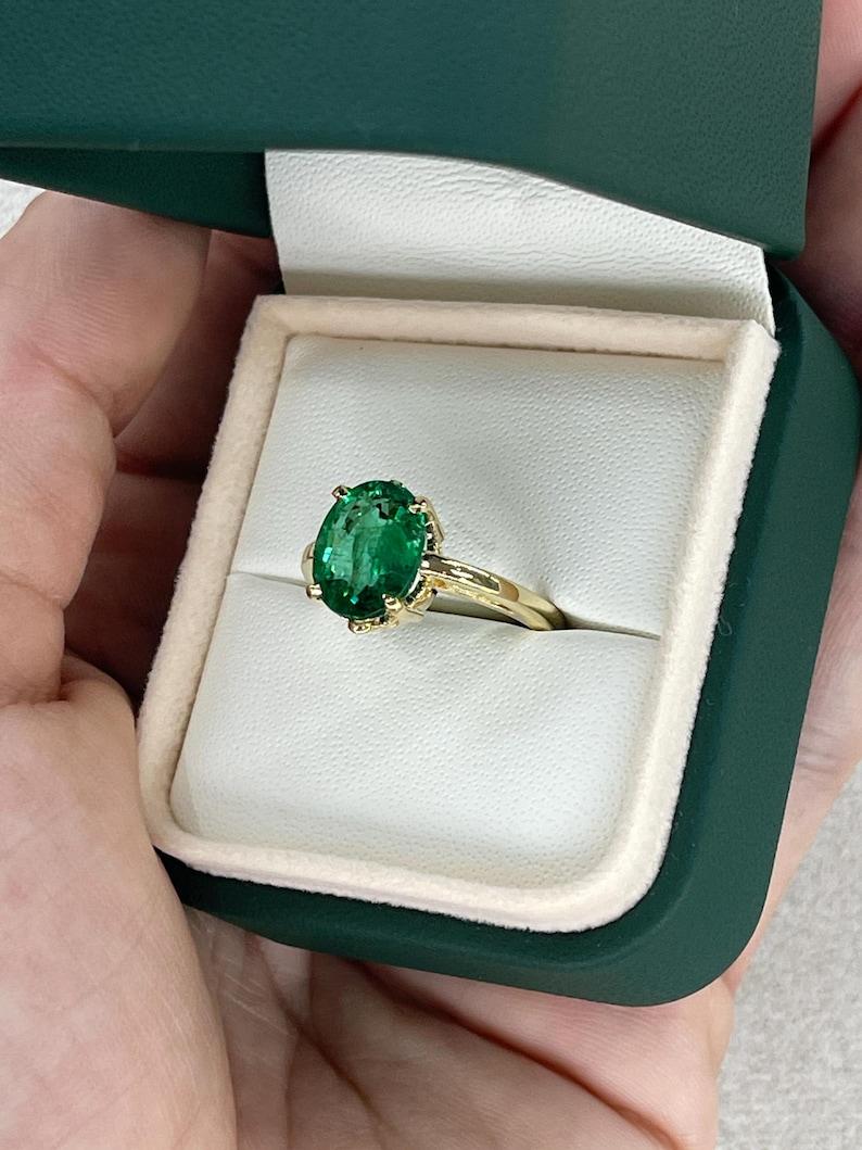 3,93 Karat 14K Dunkelgrüner ovaler Smaragd Solitär Ring Vier Zacken Schnörkeldetail 585 (Ovalschliff) im Angebot