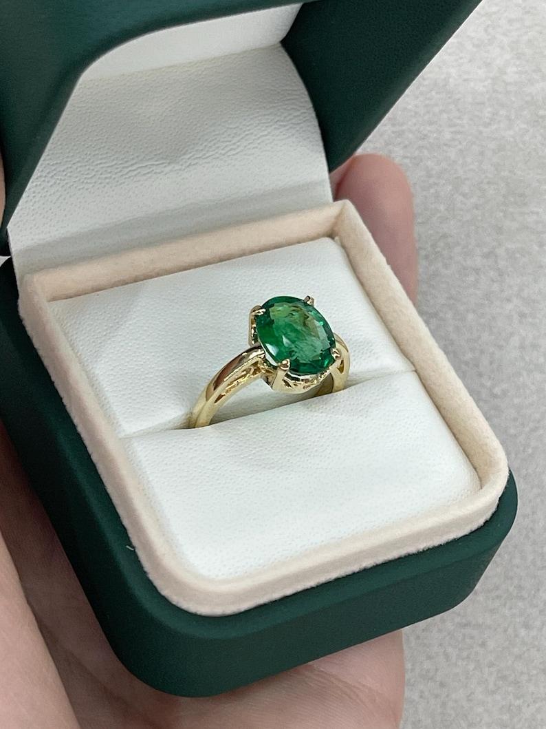 3,93 Karat 14K Dunkelgrüner ovaler Smaragd Solitär Ring Vier Zacken Schnörkeldetail 585 im Zustand „Neu“ im Angebot in Jupiter, FL