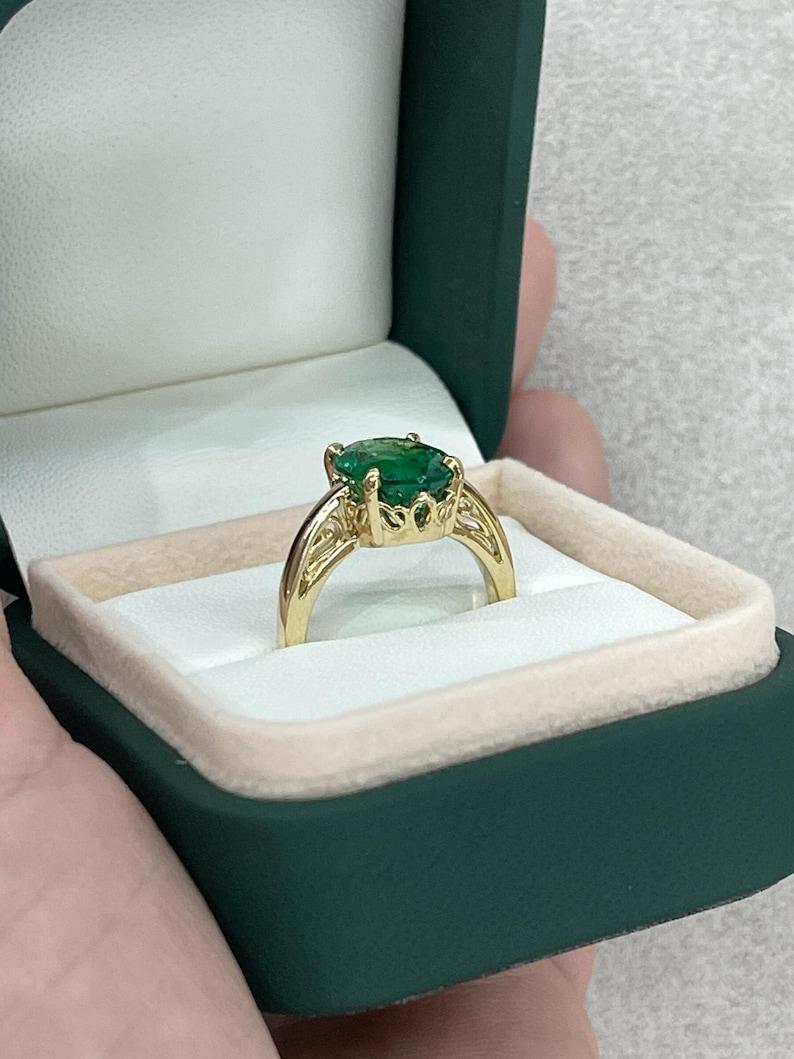 3,93 Karat 14K Dunkelgrüner ovaler Smaragd Solitär Ring Vier Zacken Schnörkeldetail 585 im Angebot 1