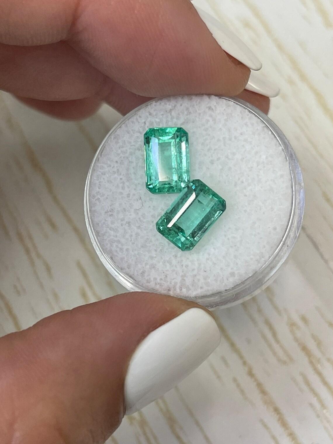 A. Stone: Smeraldo
Peso totale: 3,93-tcw
Forma: Taglio smeraldo
Chiarezza: Trasparente
Lucentezza: Eccellente-Molto buona
Colore: verde medio chiaro
Misure: 8.76mm x 5.92mm x 5.39mm // 8.82mm x 5.94mm x 4.41mm
Origine geografica: