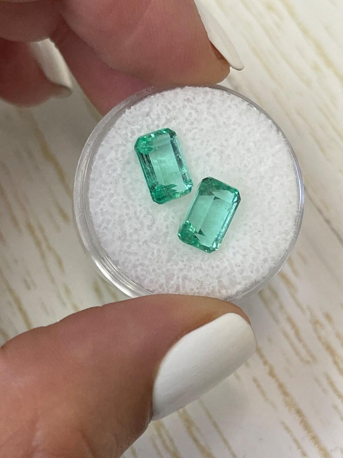 Moderno Coppia di smeraldi colombiani taglio smeraldo 9x6 autentici sciolti da 3,93tcw in vendita