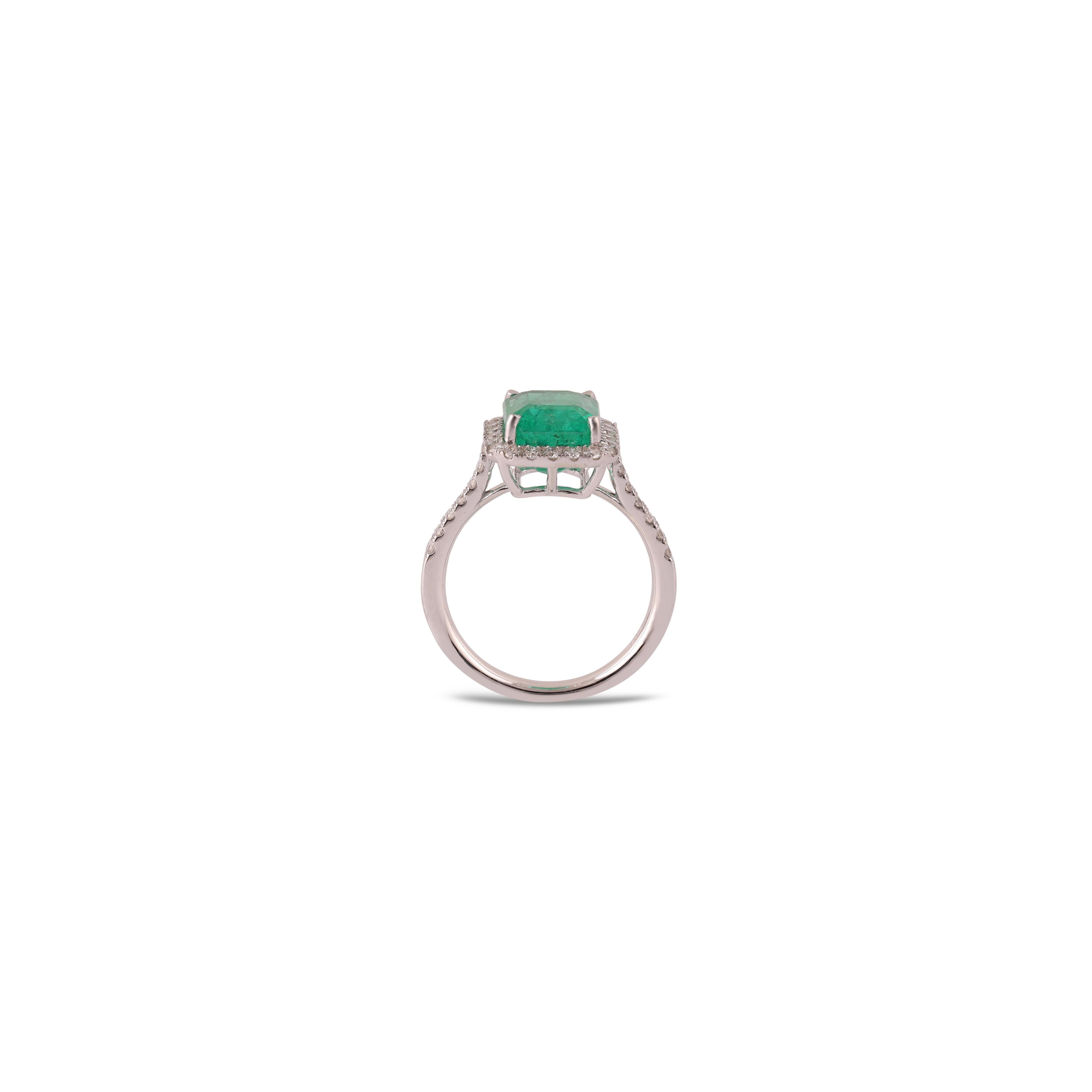 Contemporary 3.94 Carat Clear Zambian Emerald & Diamond Cluster Ring in 18Karat White Gold For Sale